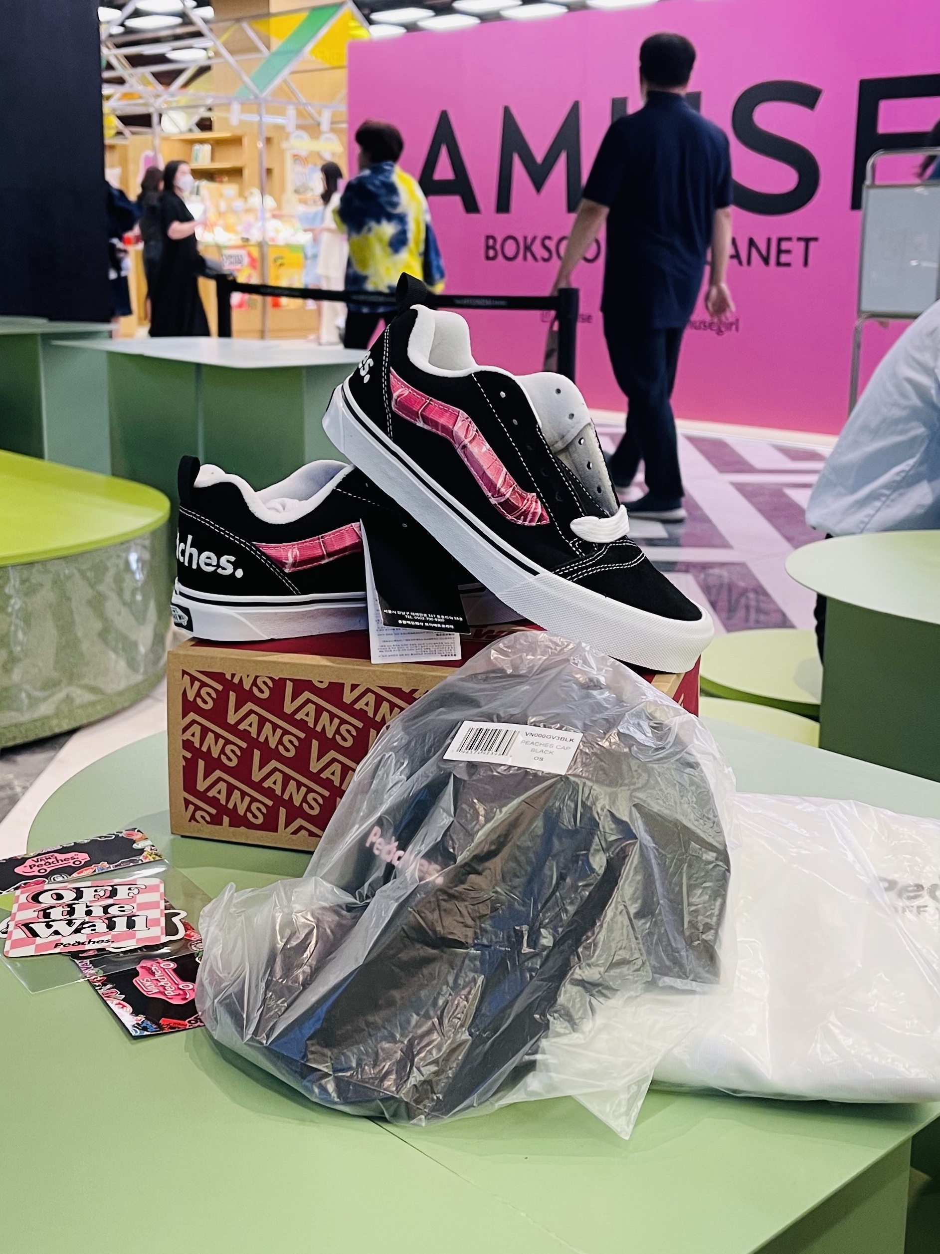 Vans x Peaches. Knu-Skool Black Pink 착용 스타일