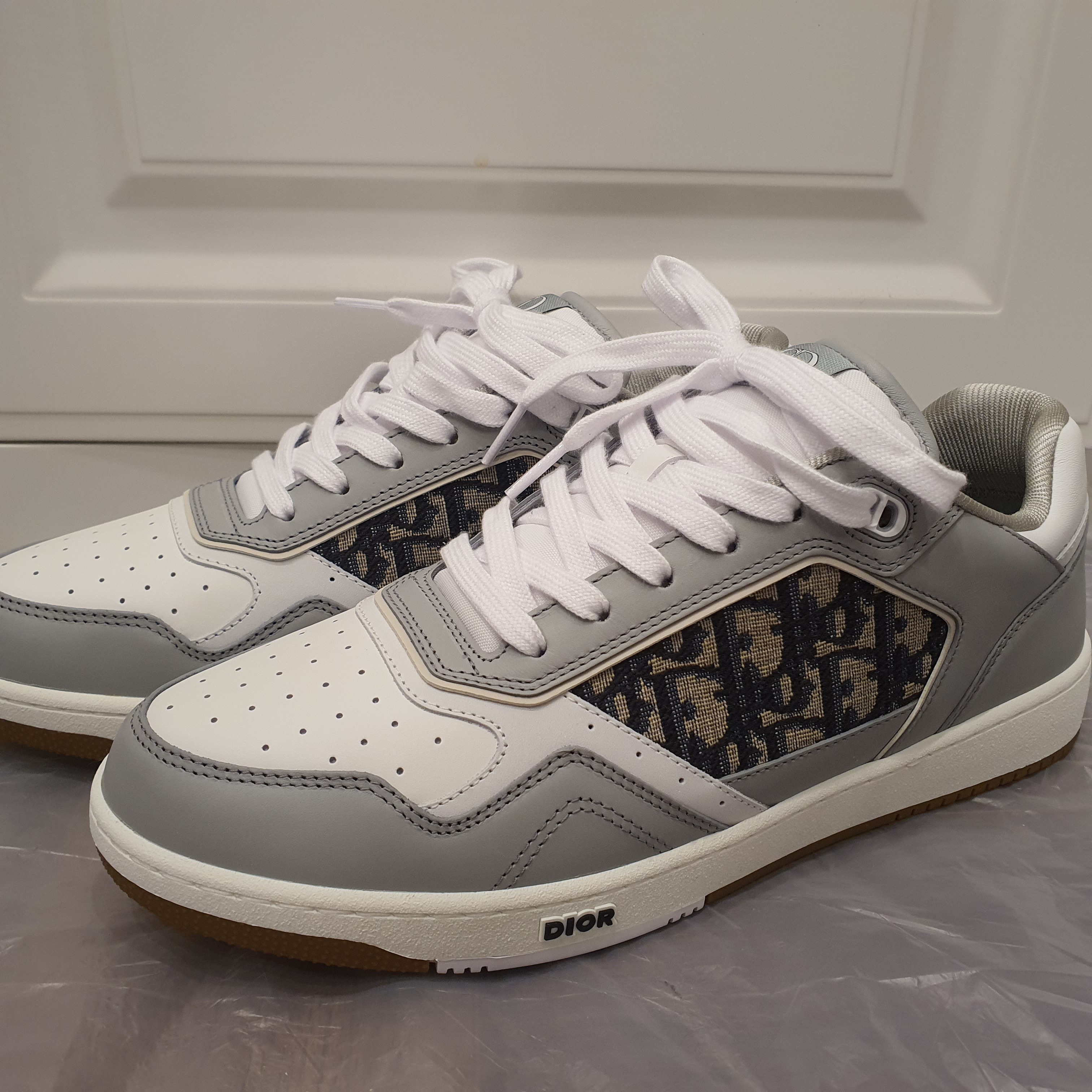 Dior B27 Low-Top Sneakers Gray 착용 스타일