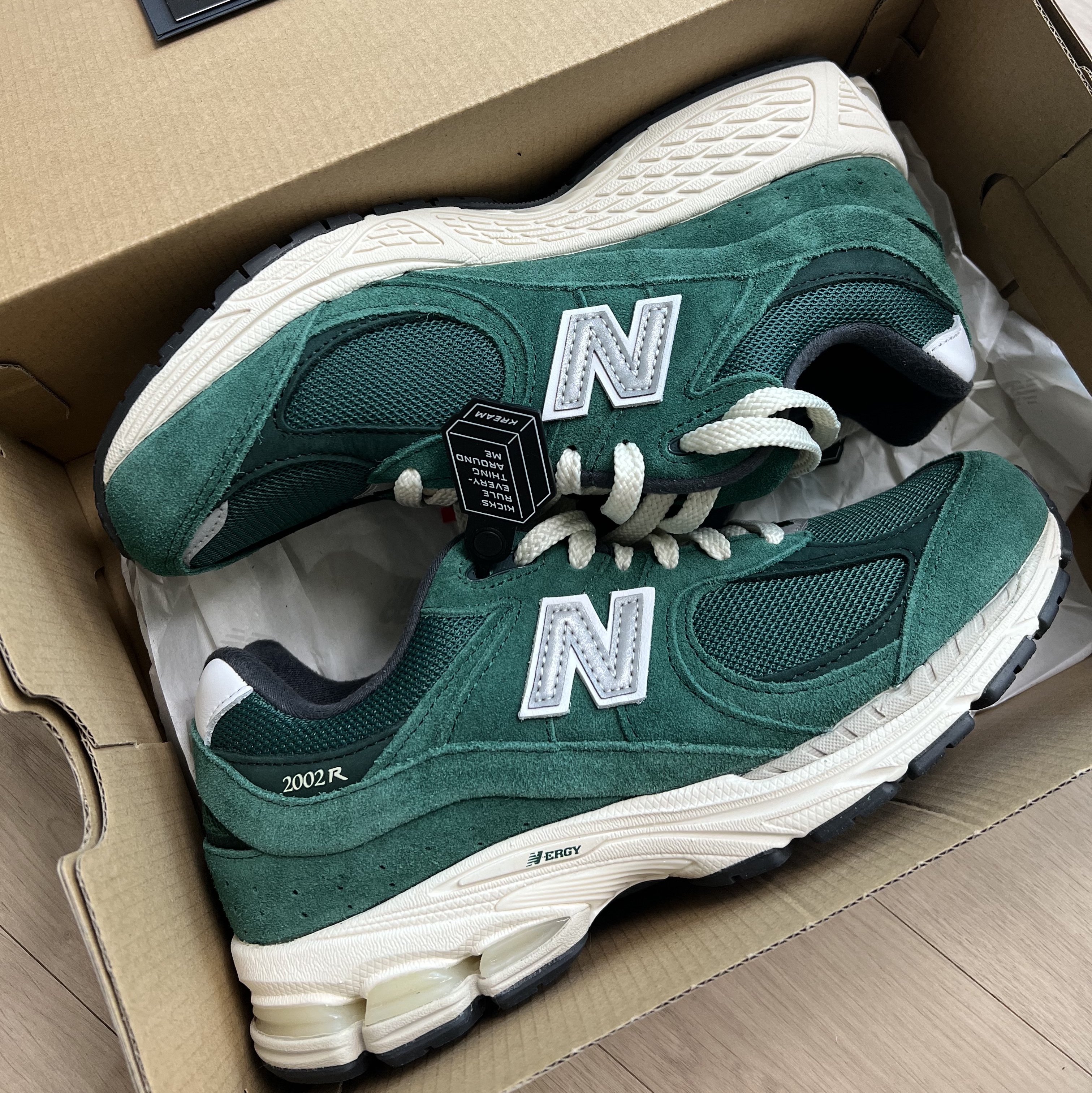New Balance 2002R Nightwatch Green 착용 스타일