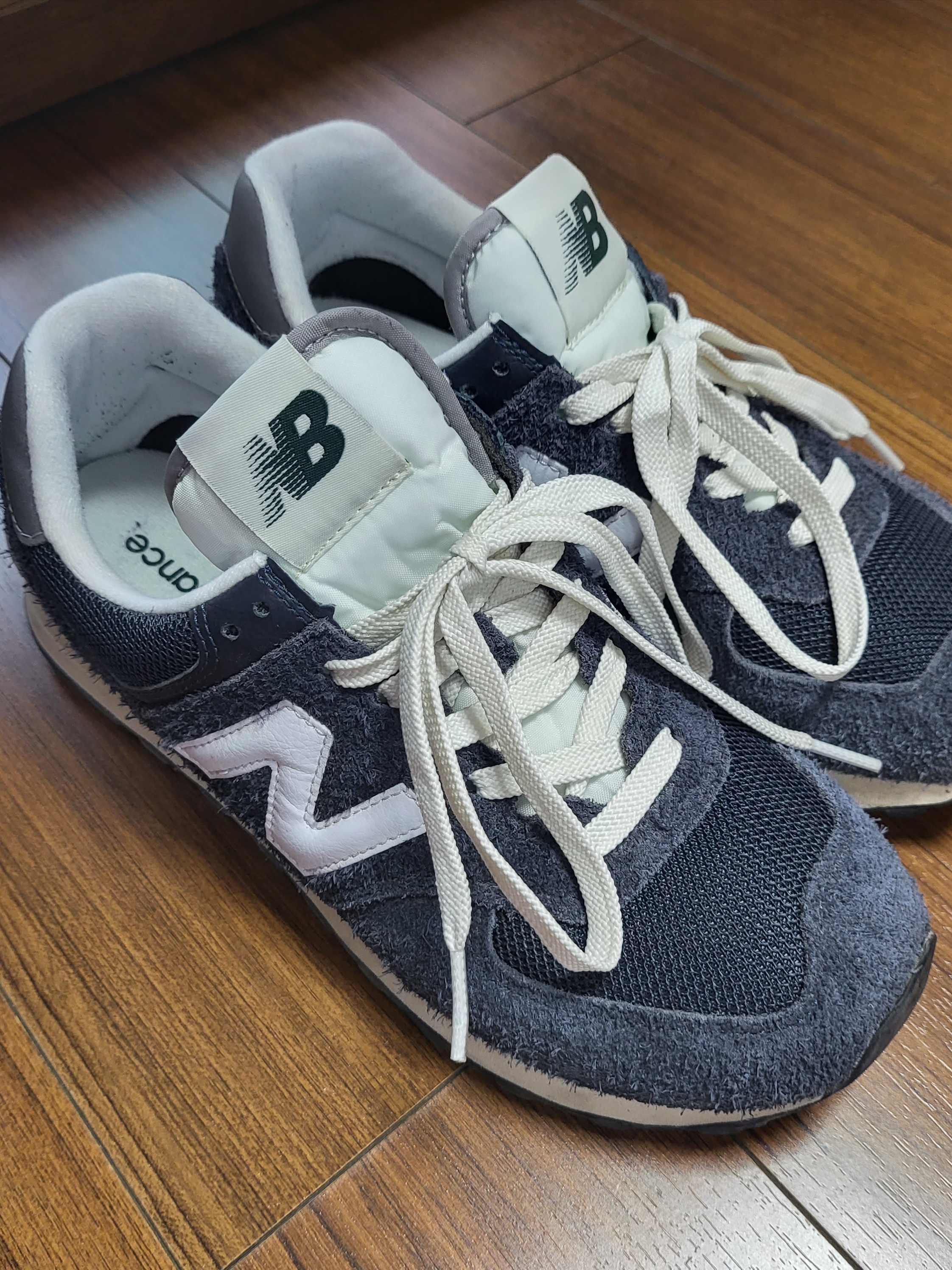 New Balance 574 Heritage Navy 착용 스타일 - 5