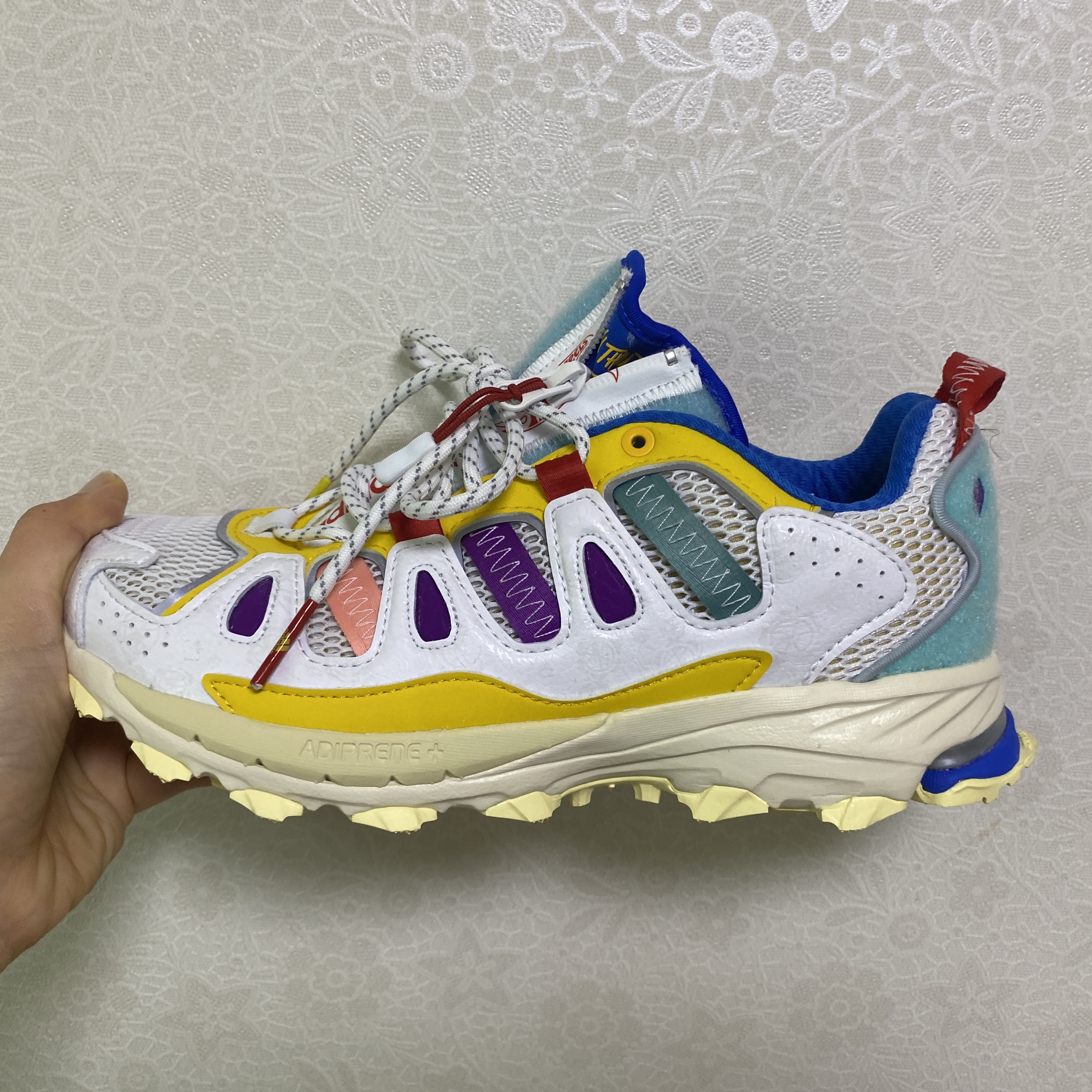 Adidas x Sean Wotherspoon x Hot Wheels Superturf Adventure White Bold Gold 착용 스타일 - 2