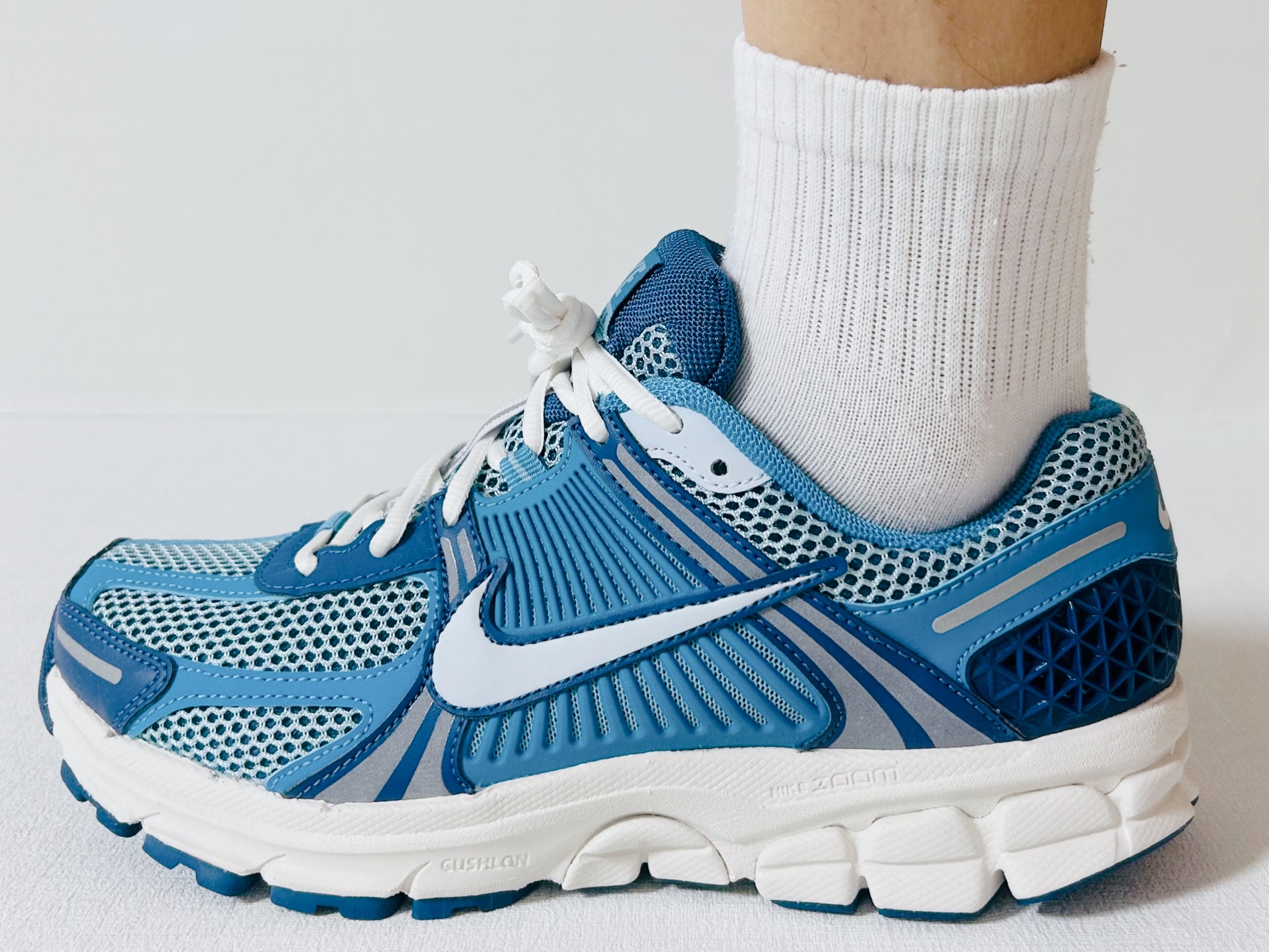 Nike Zoom Vomero 5 Mystic Navy and Worn Blue 착용 스타일