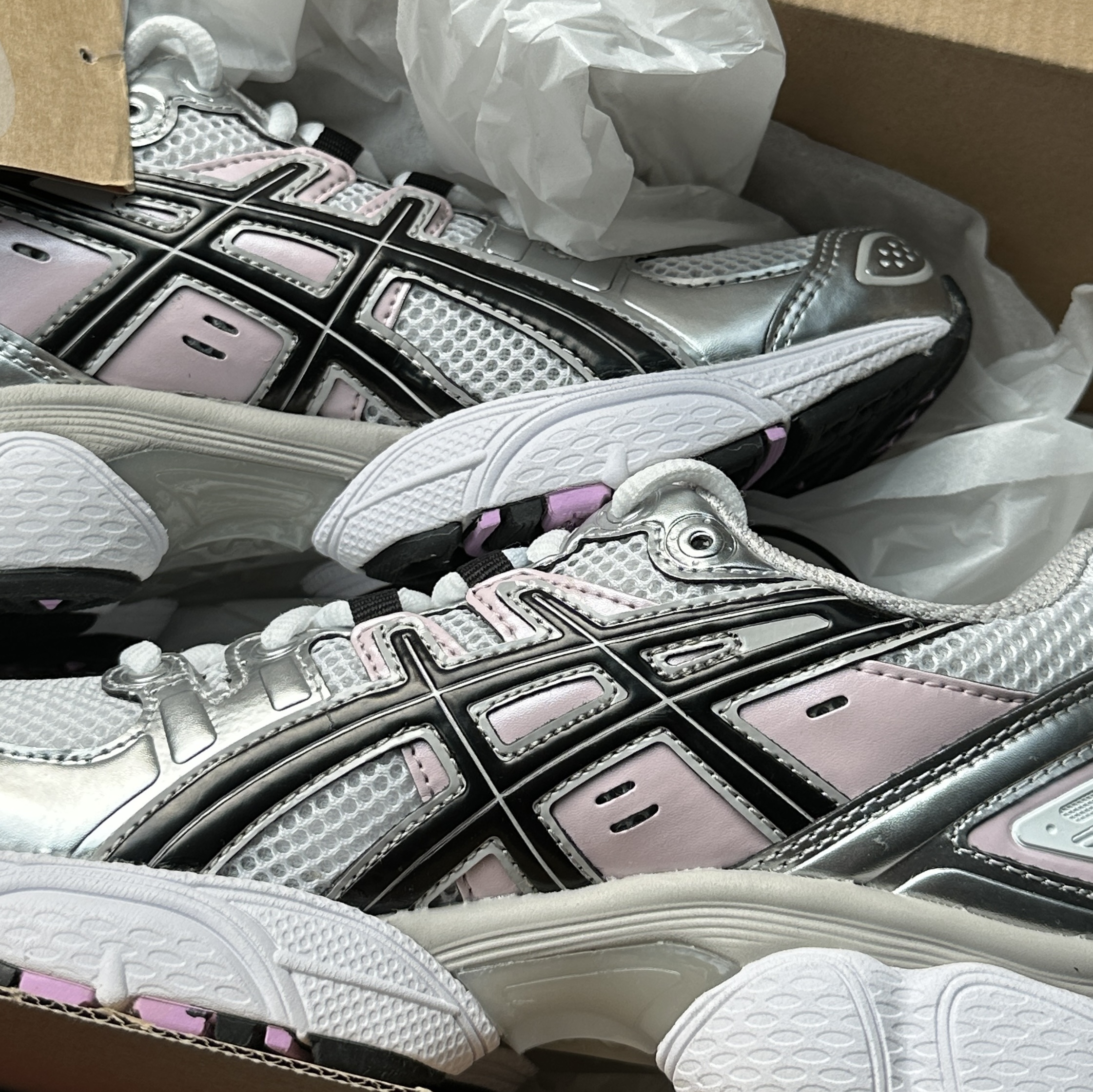 (W) Asics Gel-Nimbus 9 White Black 착용 스타일