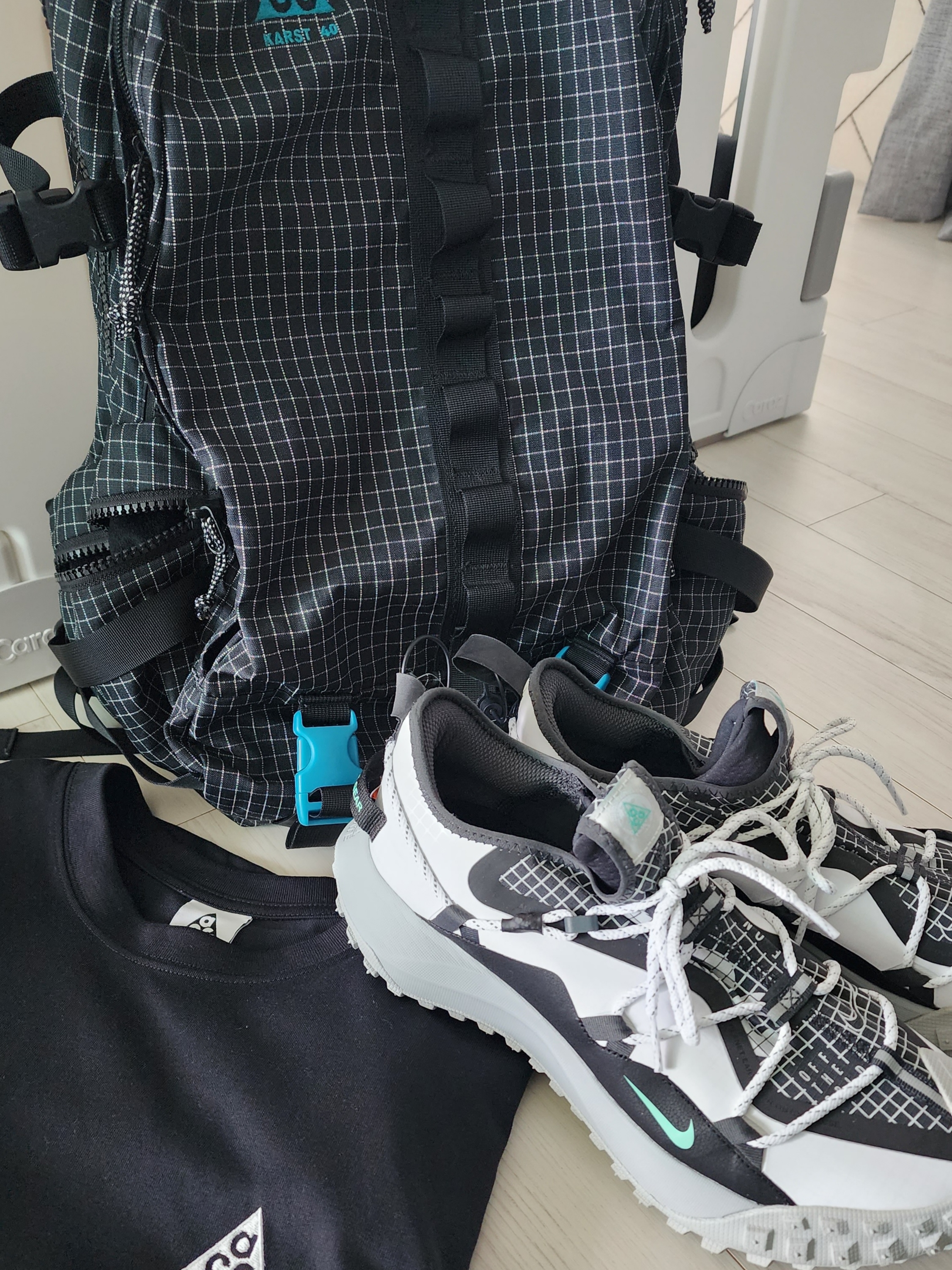 Nike ACG Mountain Fly Low SE White and Black 착용 스타일