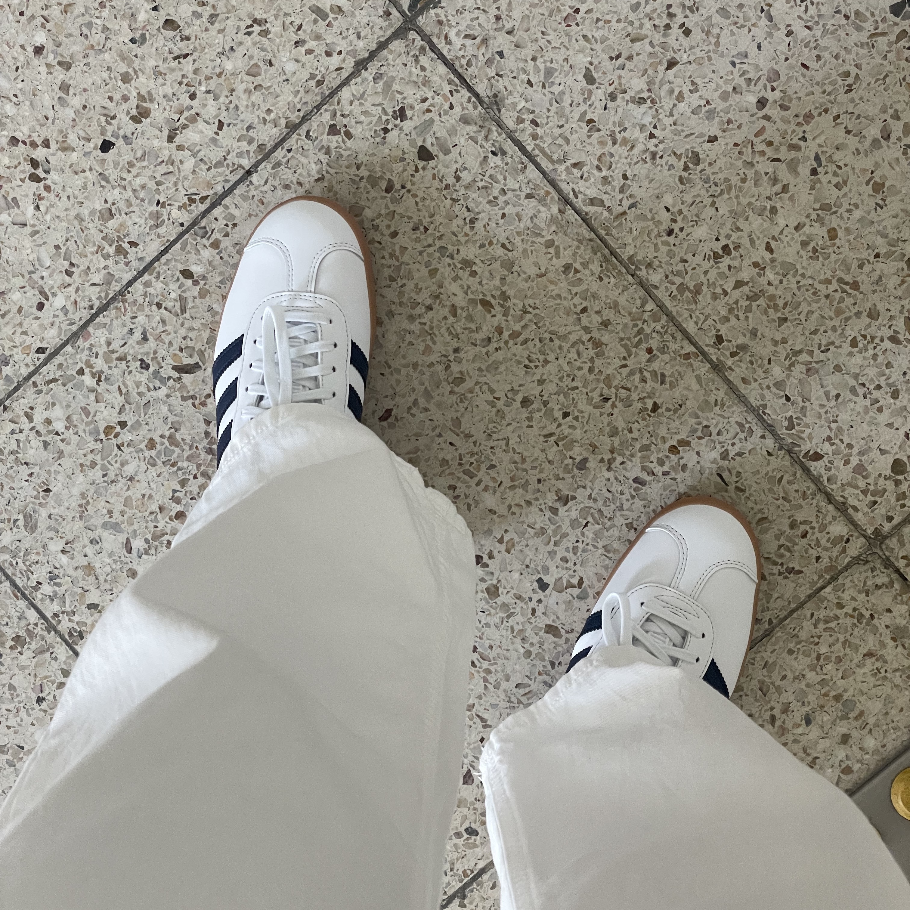 Adidas Gazelle White Collegiate Navy 착용 스타일