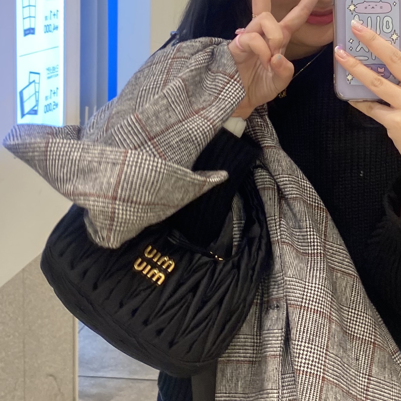 Miu Miu Wander Matelasse Satin Mini Hobo Bag Black 착용 스타일 - 2