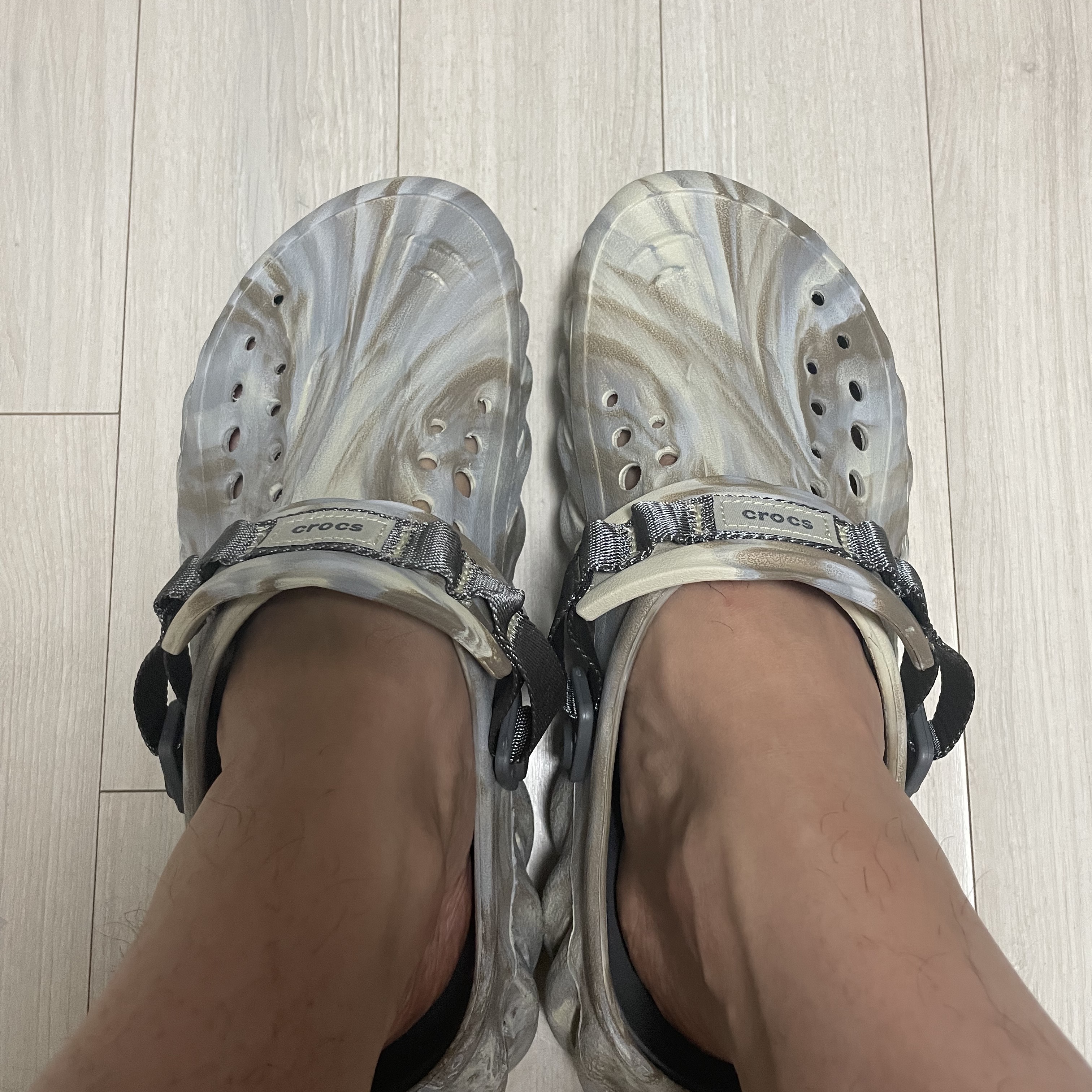 Crocs Echo Marbled Clog Bone Multi 착용 스타일