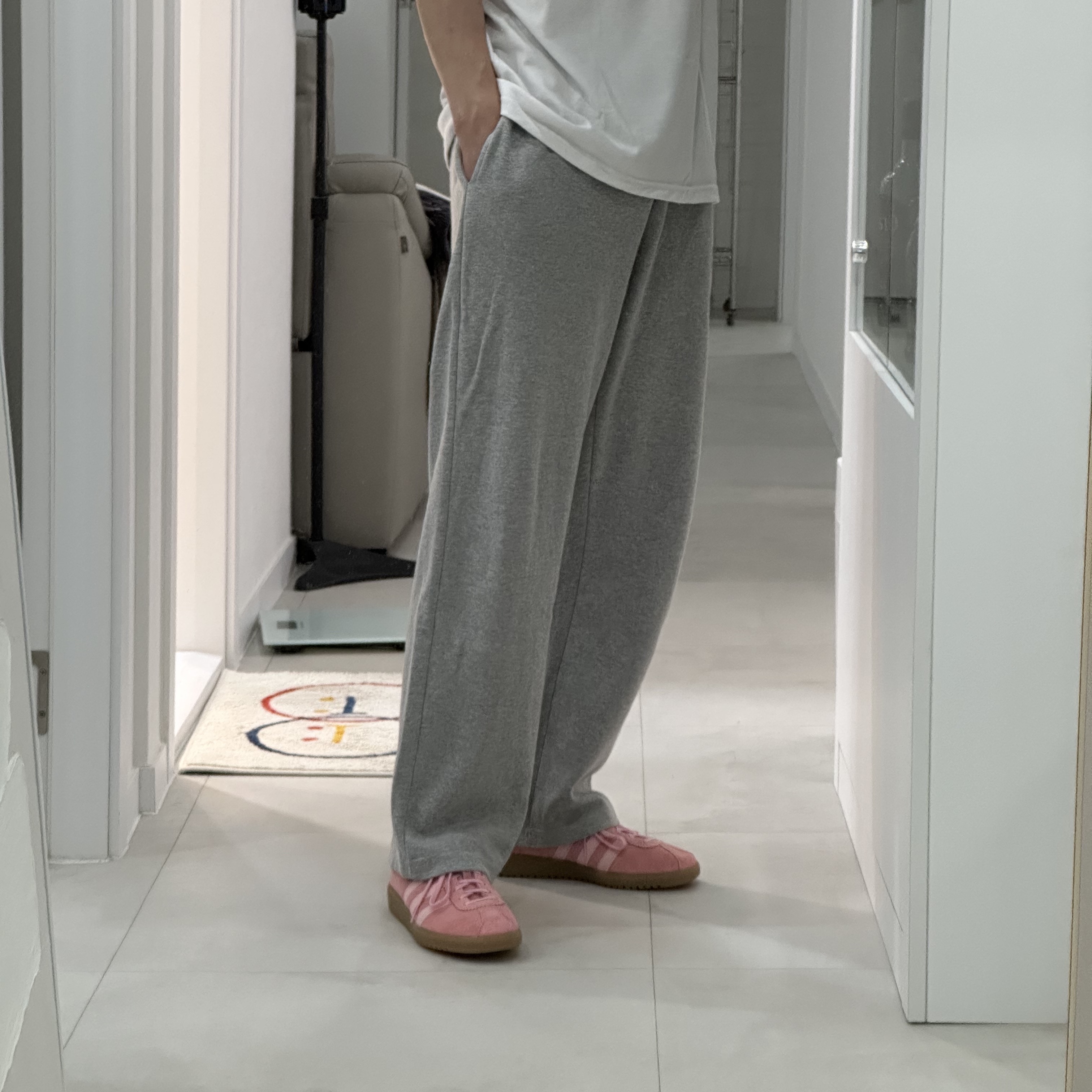 Adidas Bermuda Glow Pink 착용 스타일 - 1