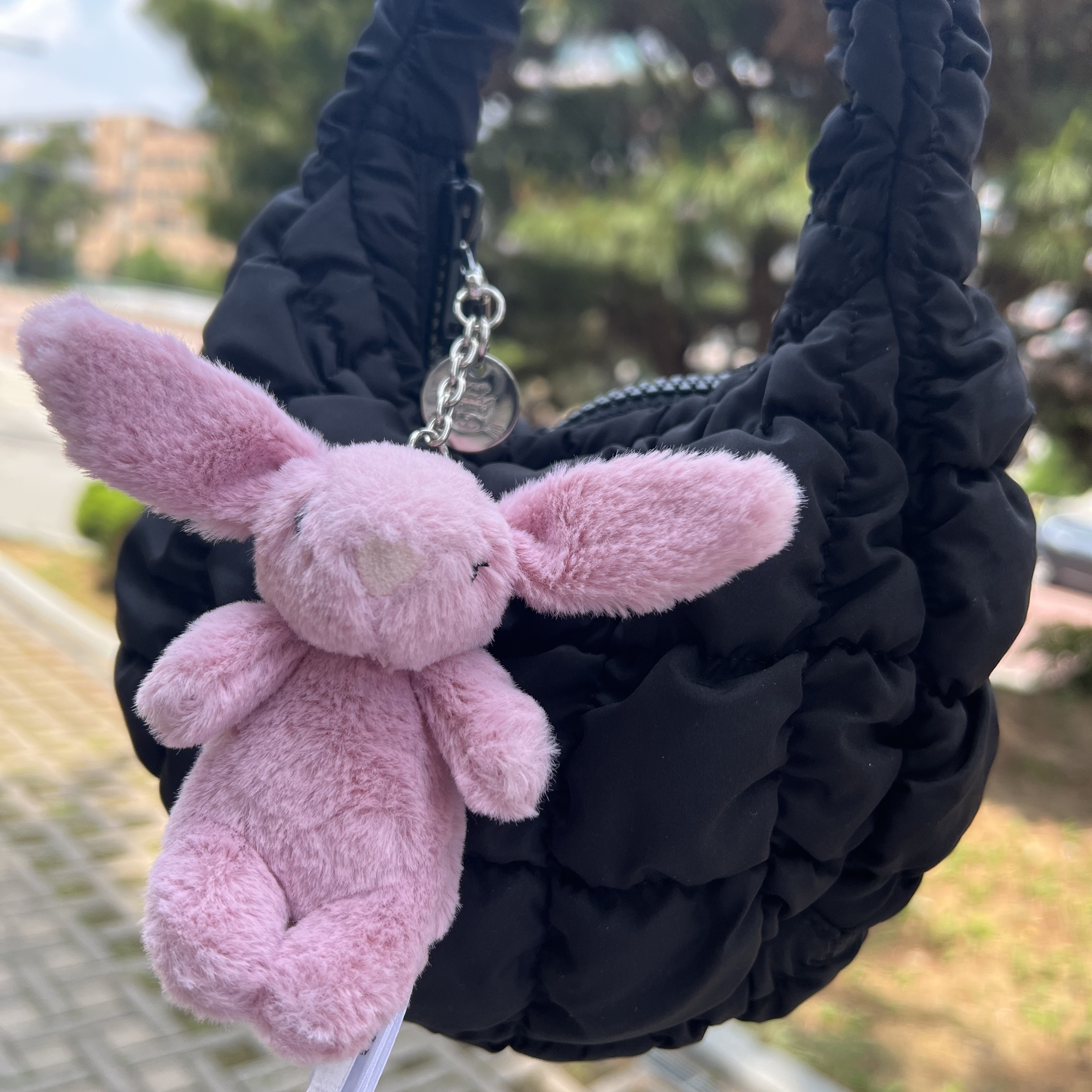 COS Quilted Micro Bag Black, Jellycat Bashful Bunny Bag Charm Tulip 착용 스타일