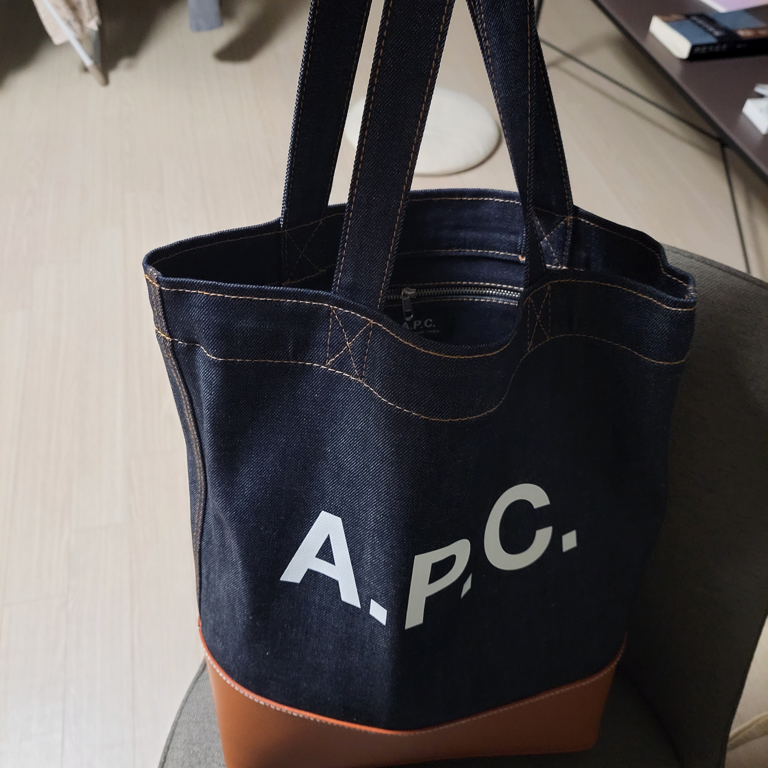 A.P.C. Axelle Tote Bag Denim Caramel 착용 스타일