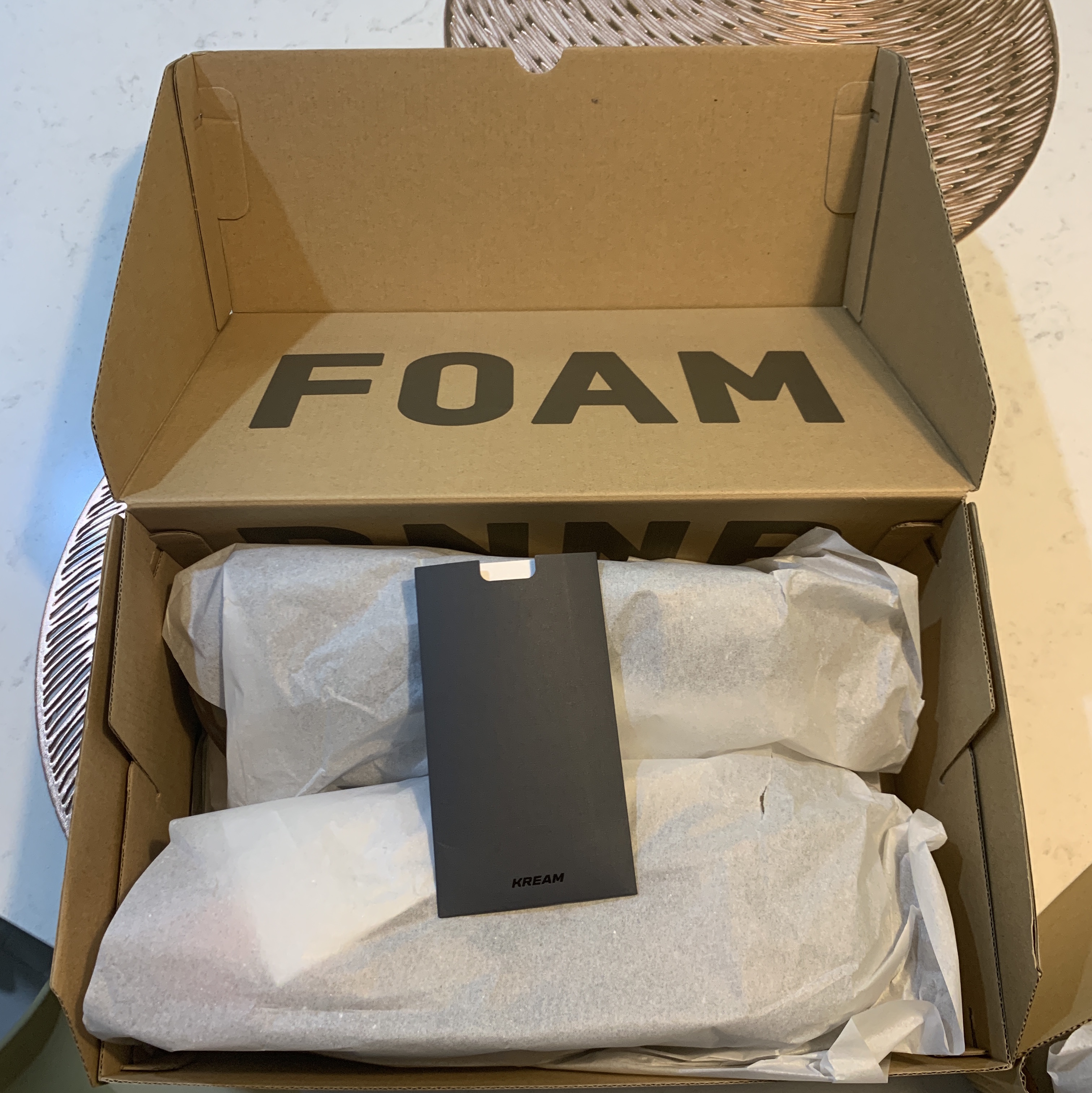 Adidas Yeezy Foam RNNR Onyx 착용 스타일 - 1
