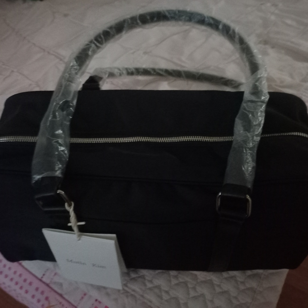 Matin Kim Sporty Tote Bag Black 착용 스타일