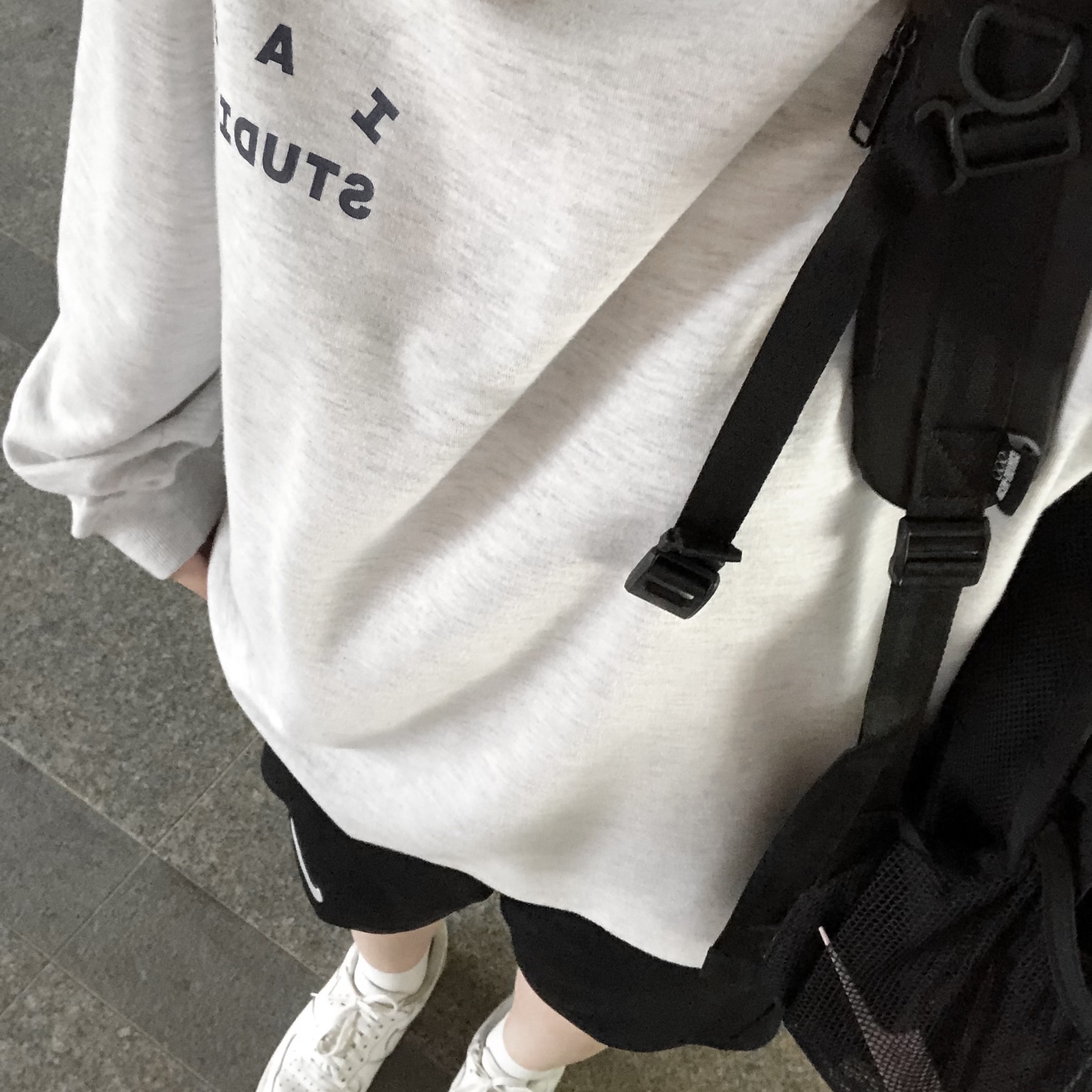 IAB Studio Long Sleeve Light Gray 착용 스타일