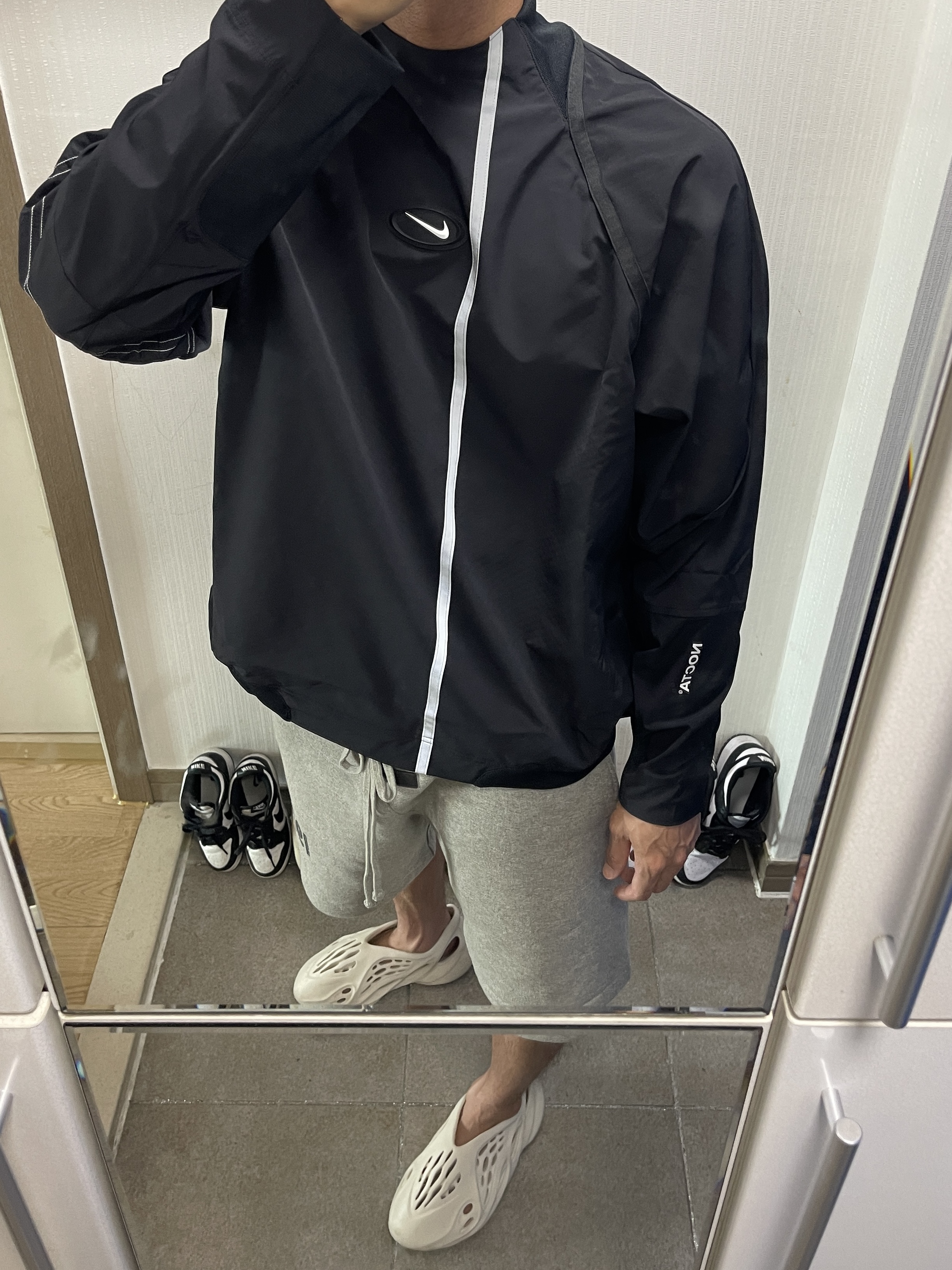 (W) Nike x Drake Nocta NRG LR L/S Crew Black (DV3631-010), Adidas Yeezy Foam RNNR Sand 착용 스타일 - 4