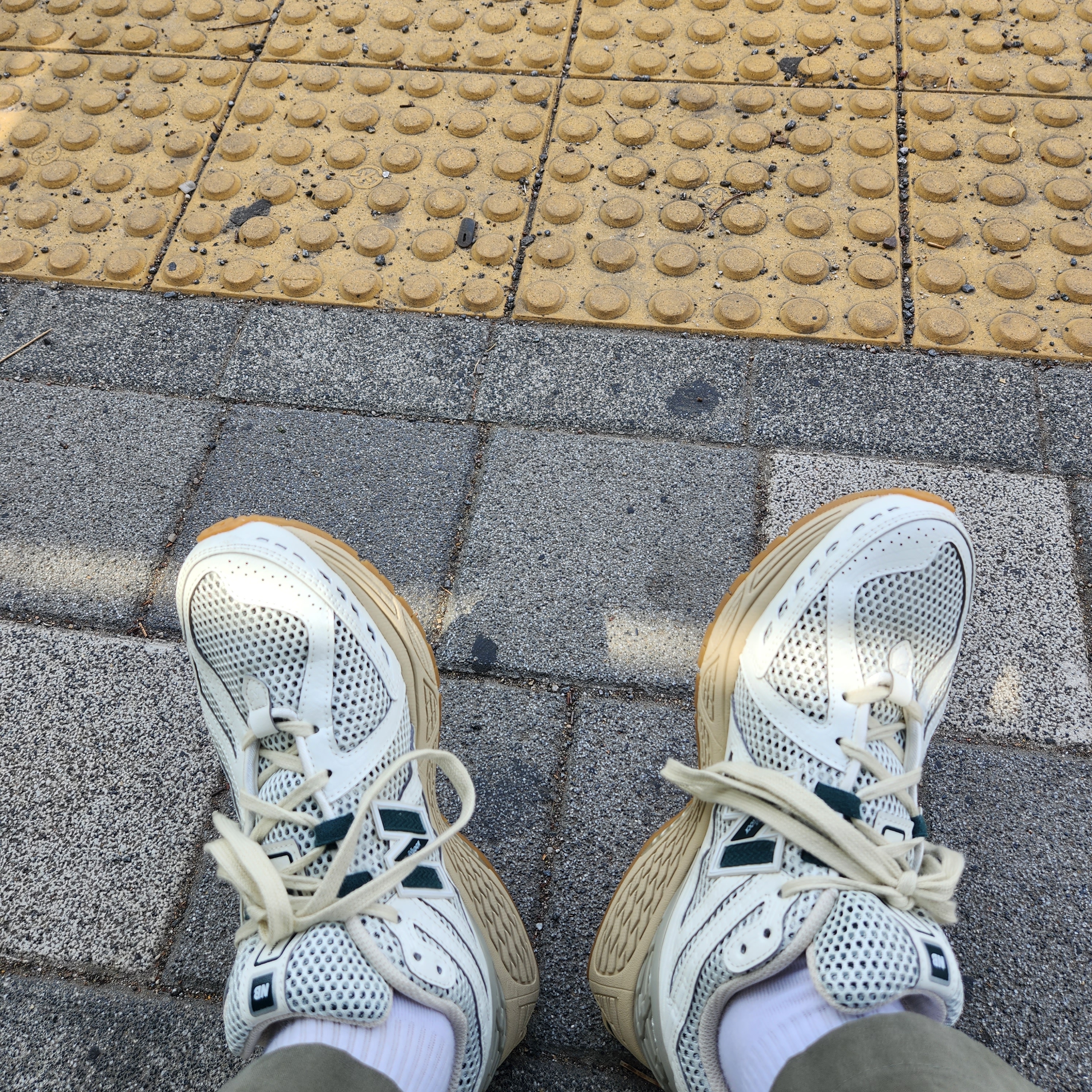 New Balance 1906R Silver Green 착용 스타일