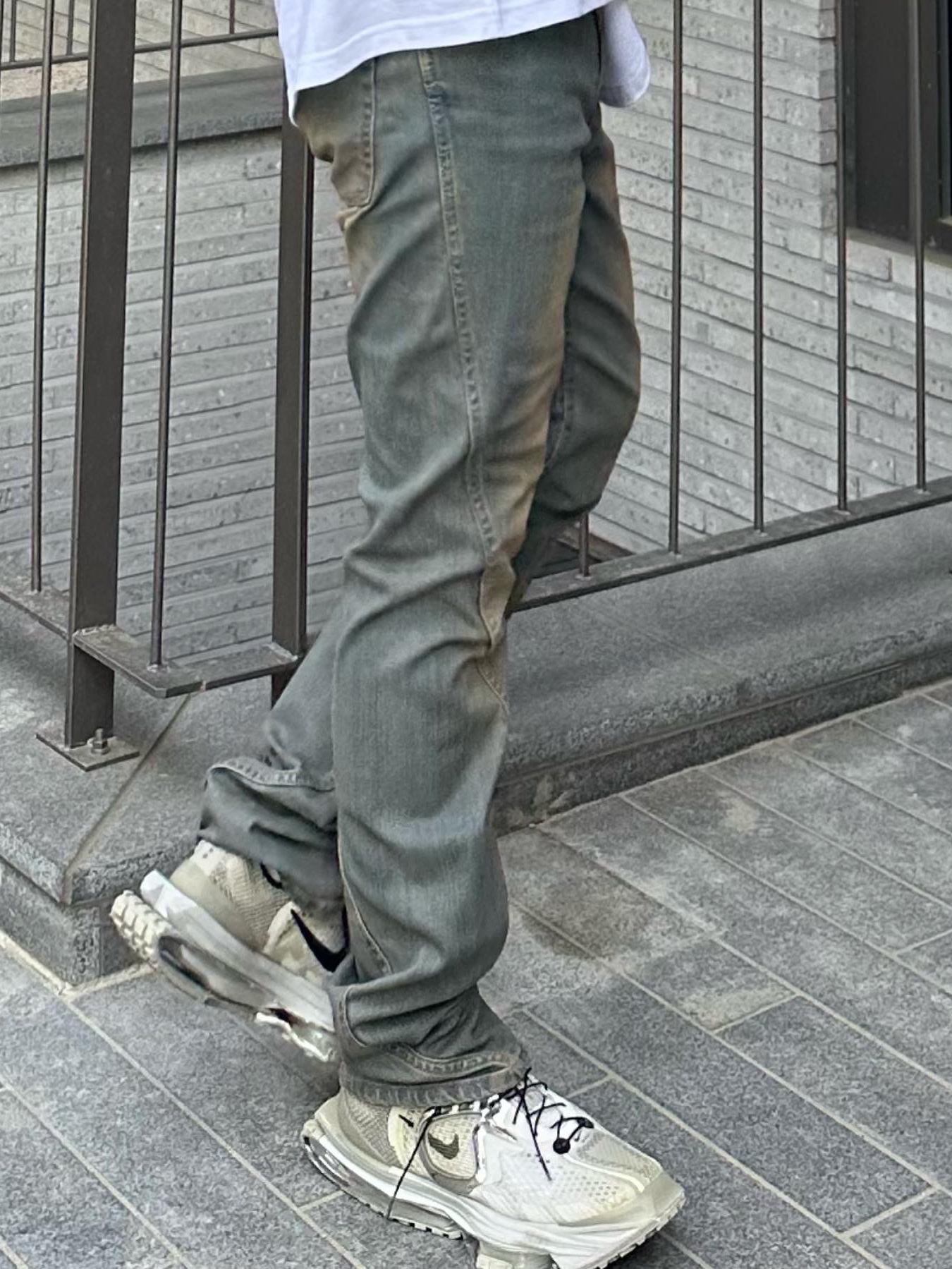 Nike x Stussy T-Shirt White (DV1774-100), Nike x Matthew M Williams Zoom 004 Stone 착용 스타일 - 3