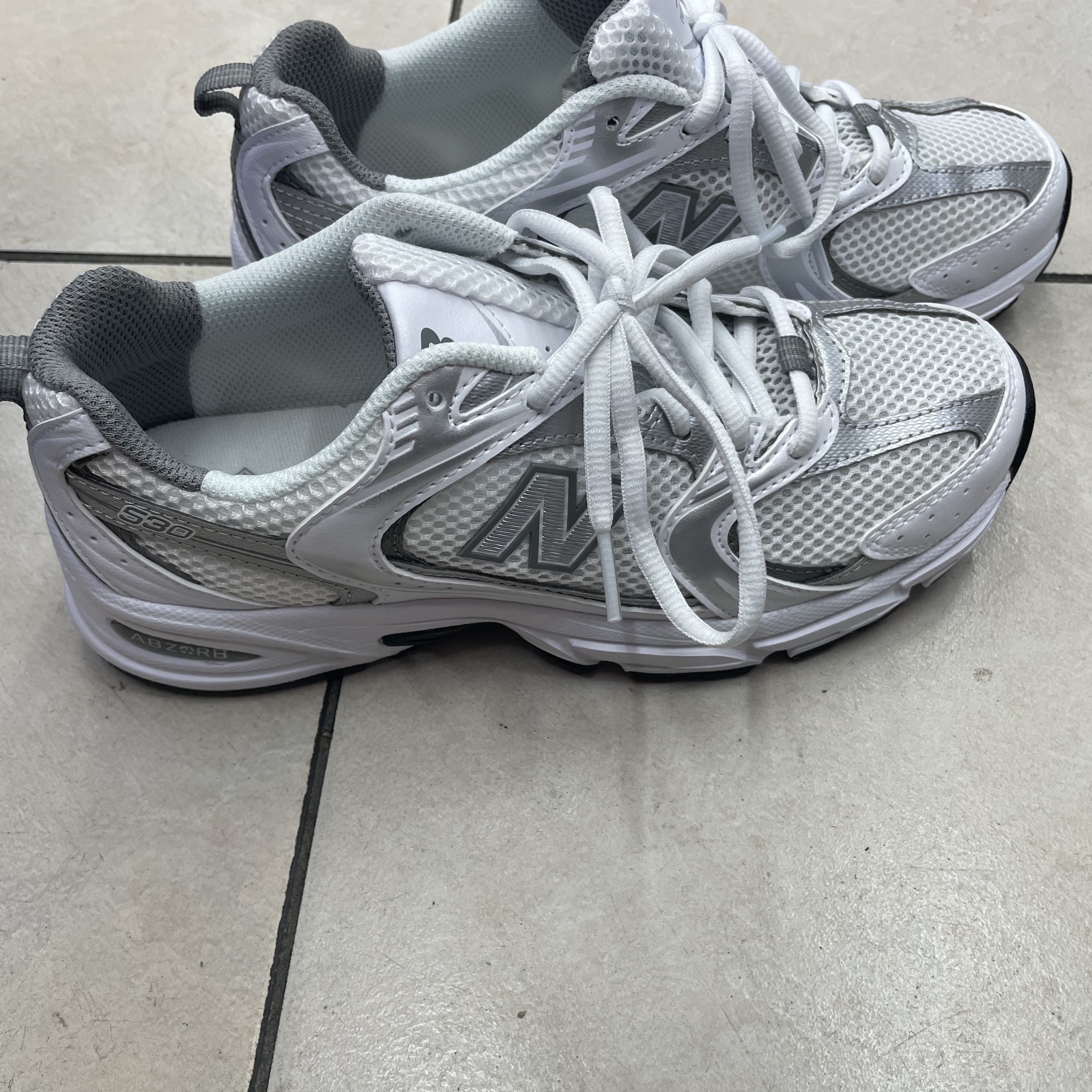 New Balance 530 White Silver 착용 스타일