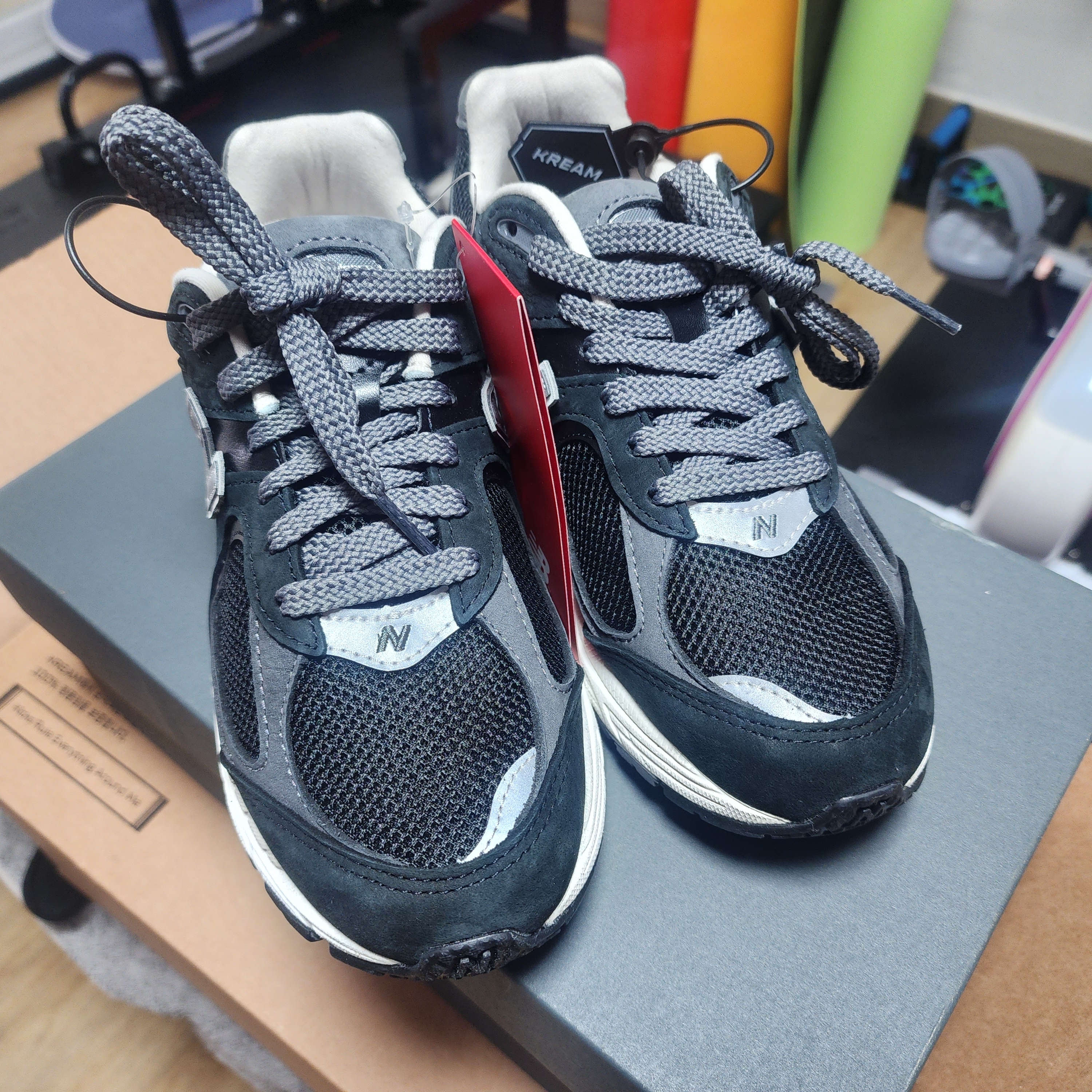 New Balance 2002R Premium Vintage Black 착용 스타일