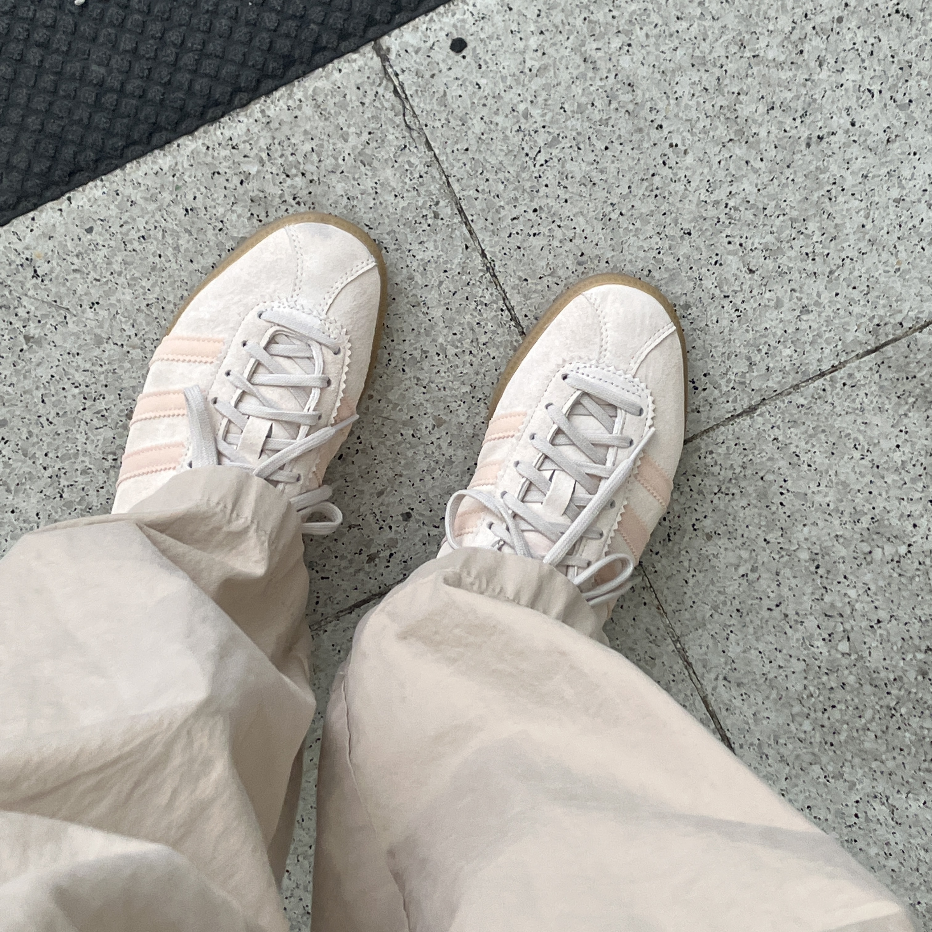 Adidas Bermuda Wonder White 착용 스타일