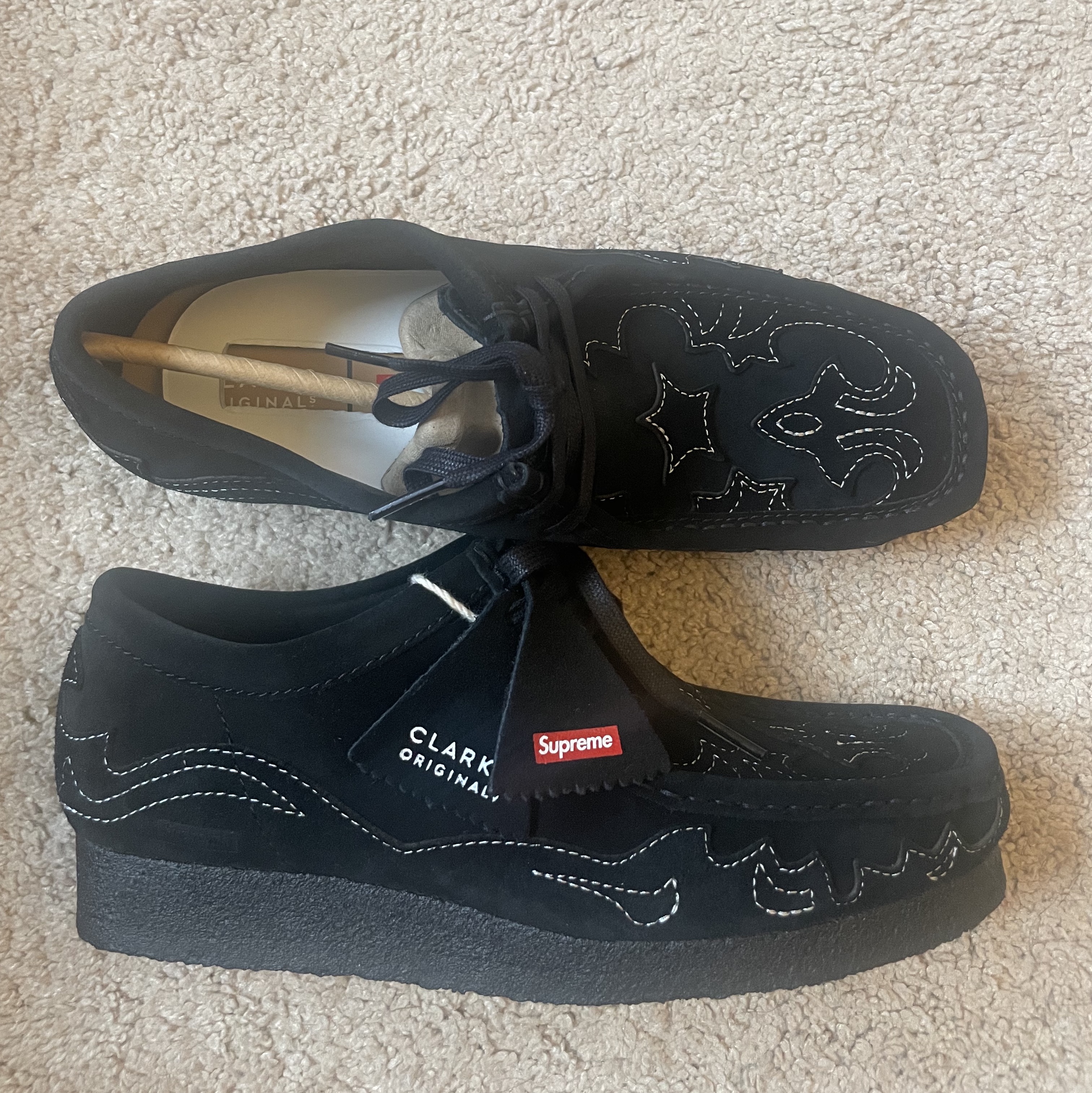 Clarks x Supreme Wallabee Black 착용 스타일 - 1