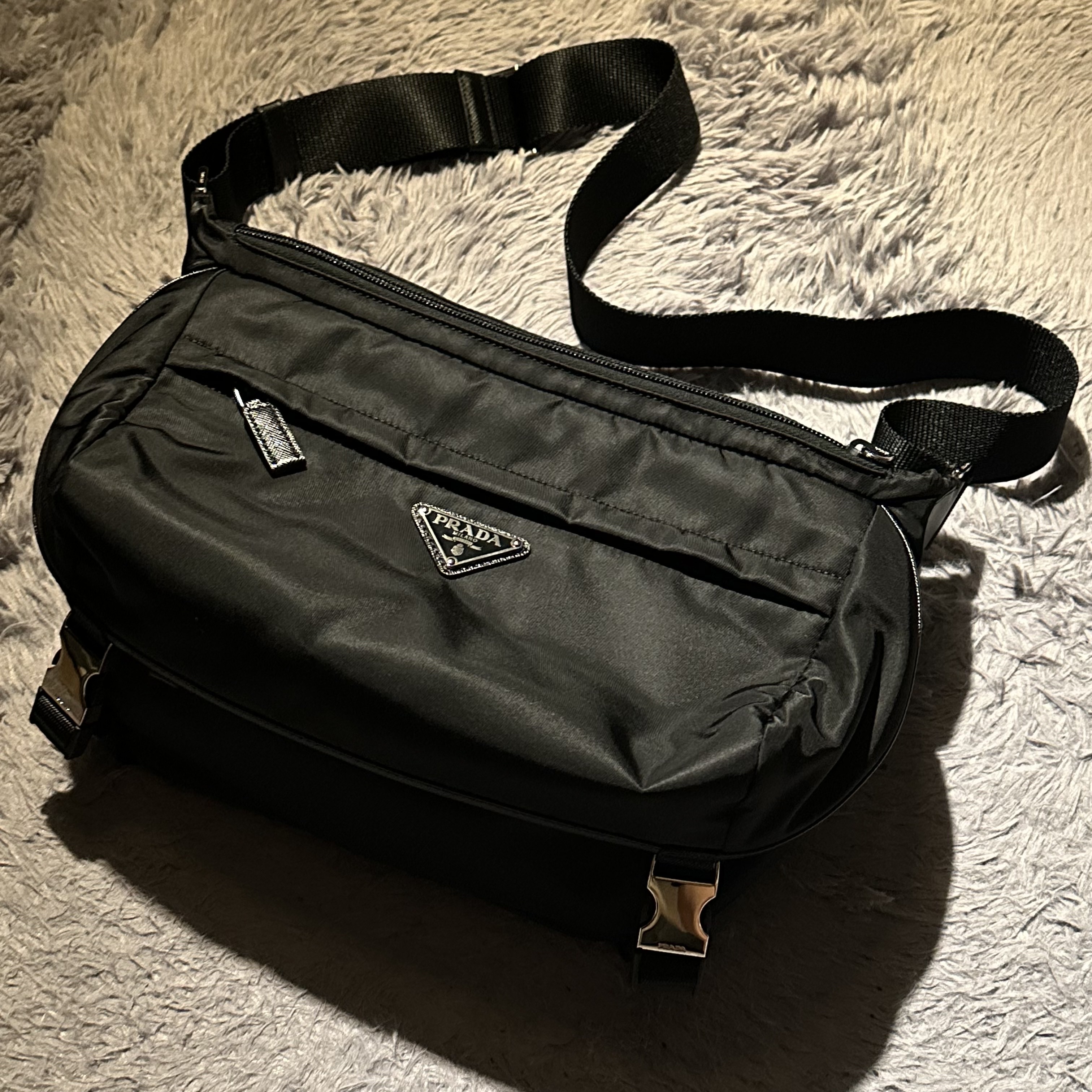 Prada Re-Nylon and Saffiano Leather Shoulder Bag Black 착용 스타일