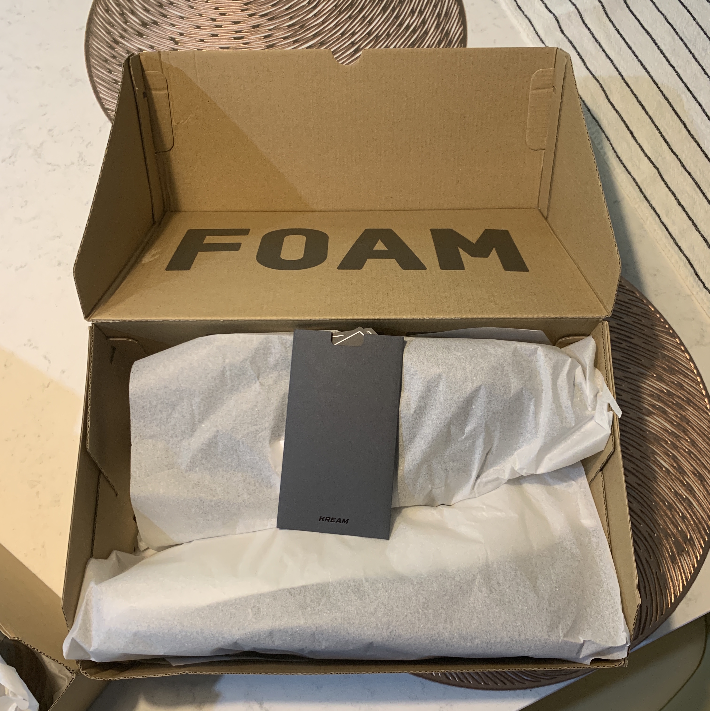 Adidas Yeezy Foam RNNR MX Sand Grey 착용 스타일 - 1