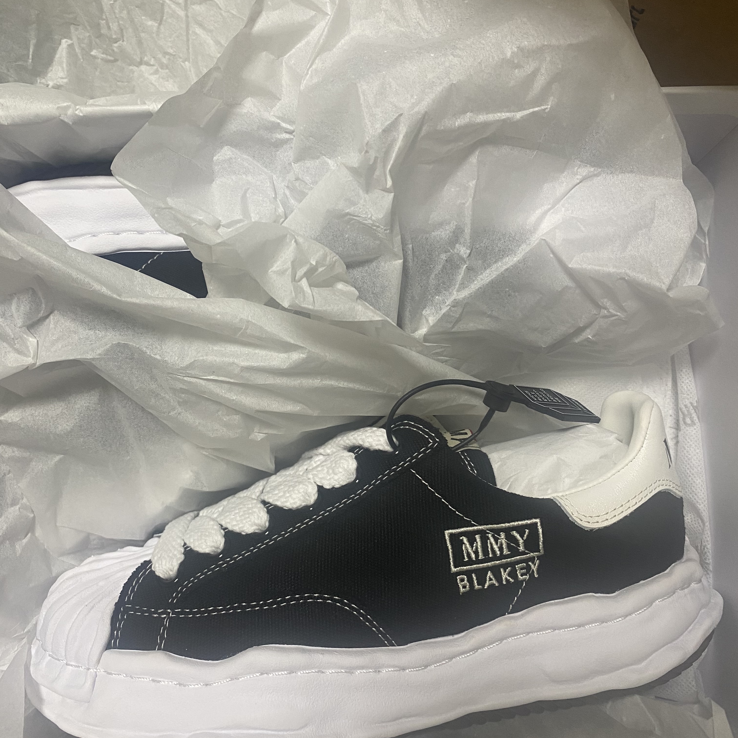 Maison Mihara Yasuhiro Blakey OG Sole Canvas Low-top Sneakers Black White 착용 스타일 - 2