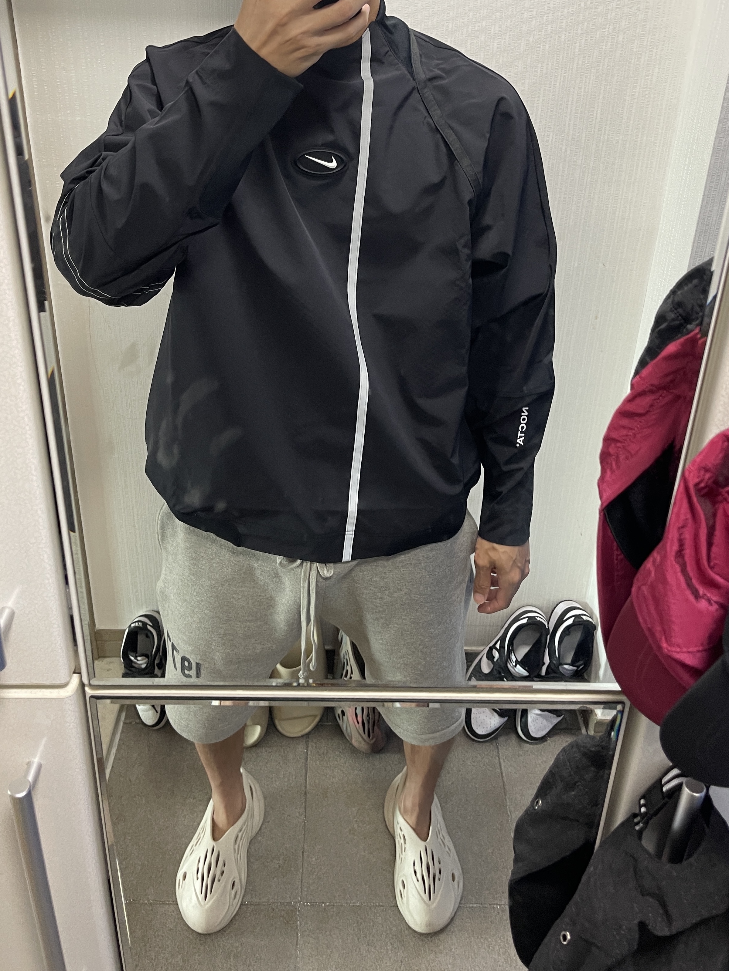 (W) Nike x Drake Nocta NRG LR L/S Crew Black (DV3631-010), Adidas Yeezy Foam RNNR Sand 착용 스타일 - 2