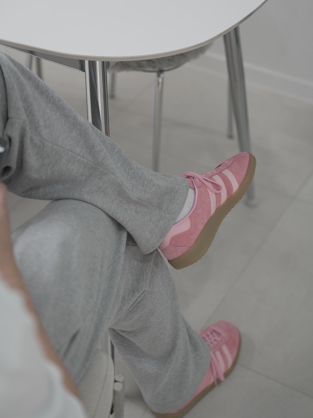 Adidas Bermuda Glow Pink 착용 스타일 - 3