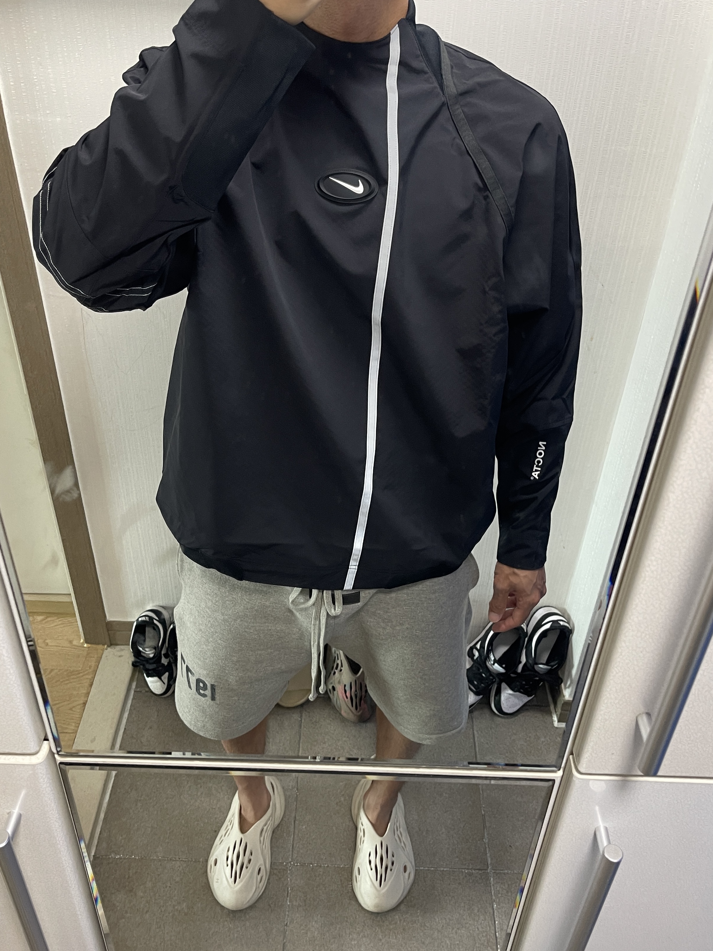 (W) Nike x Drake Nocta NRG LR L/S Crew Black (DV3631-010), Adidas Yeezy Foam RNNR Sand 착용 스타일 - 3