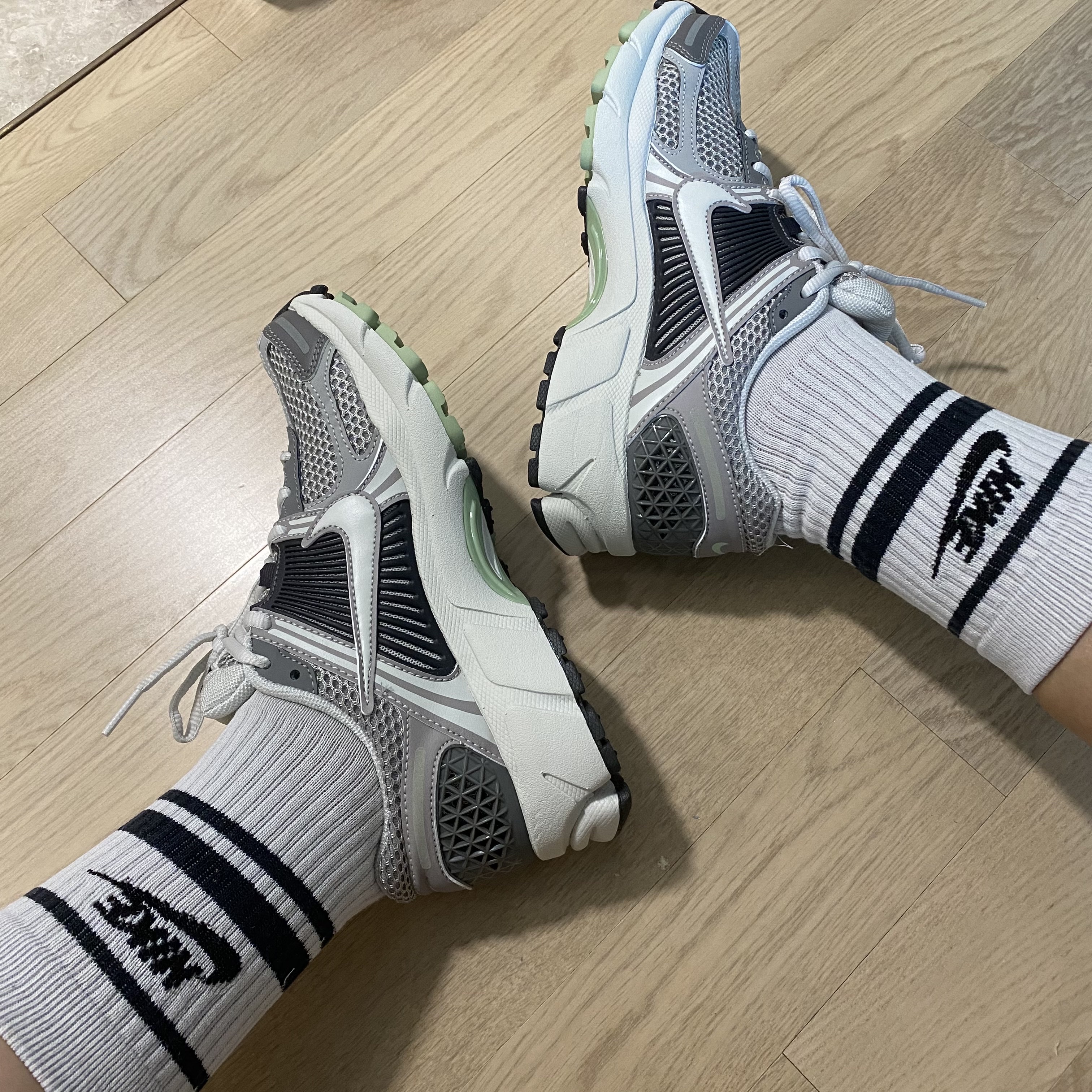 (W) Nike Zoom Vomero 5 Cobblestone and Flat Pewter 착용 스타일