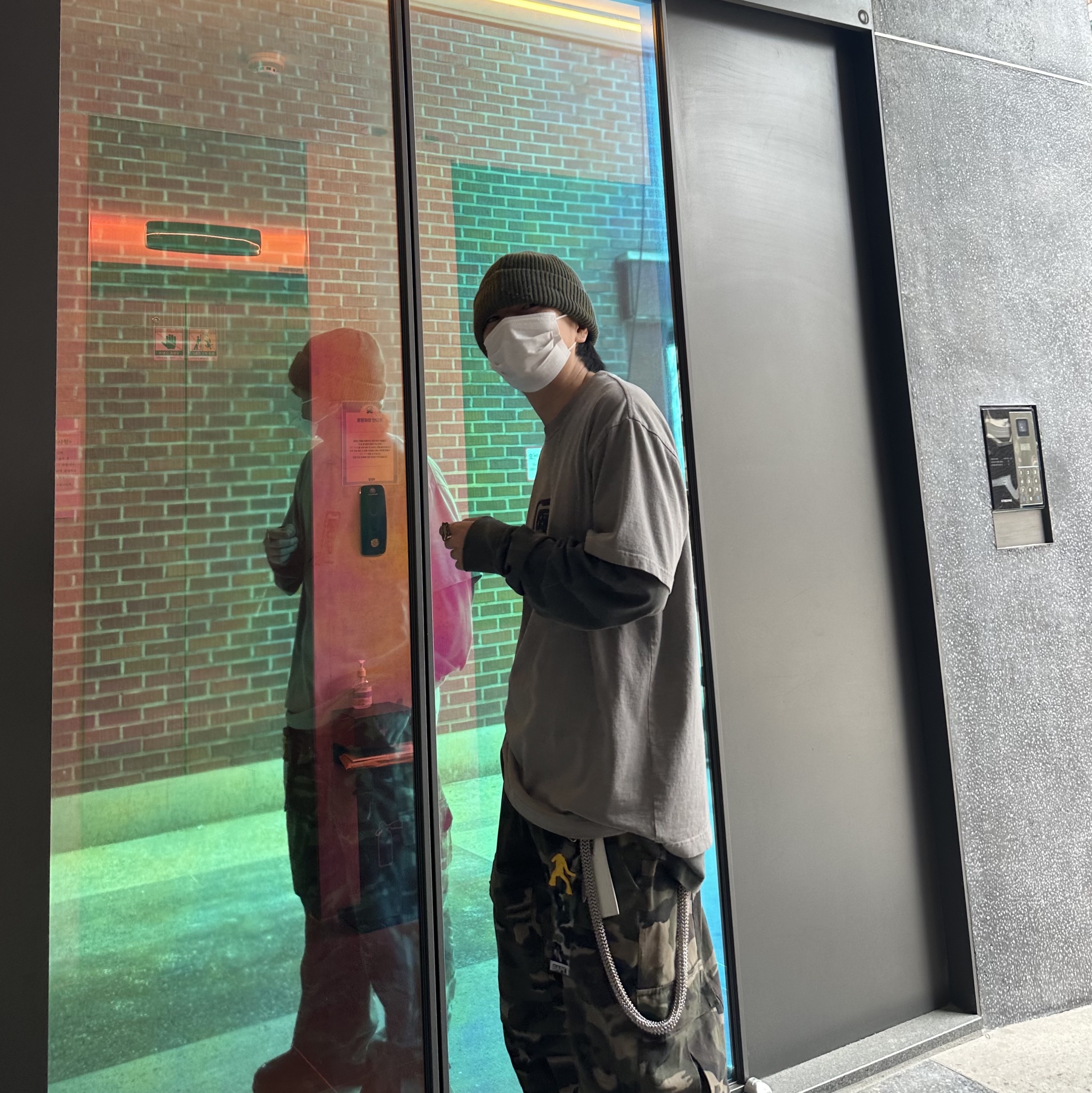 Project G/R Tactical Cargo Pants Camo, Balenciaga Triple S Black 착용 스타일 - 4