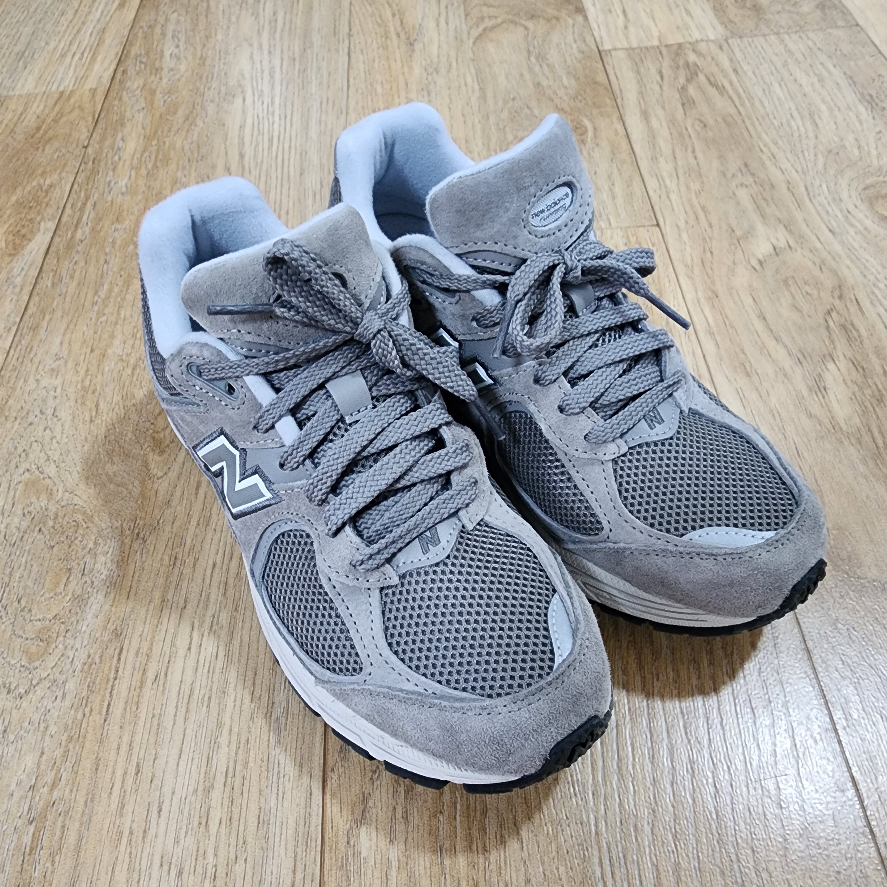 New Balance 2002R Grey 착용 스타일