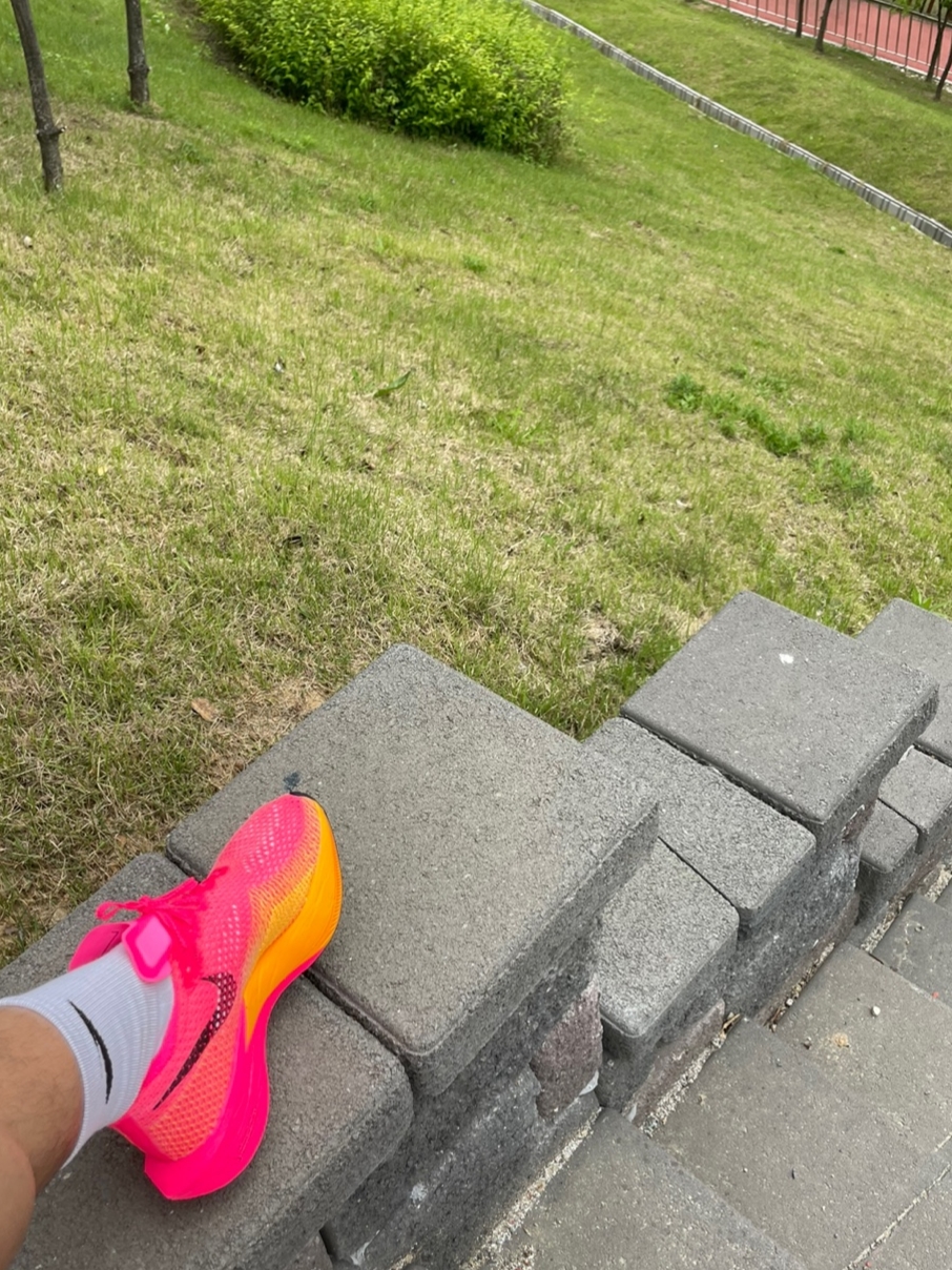 Nike ZoomX Vaporfly Next% 3 Hyper Pink 착용 스타일