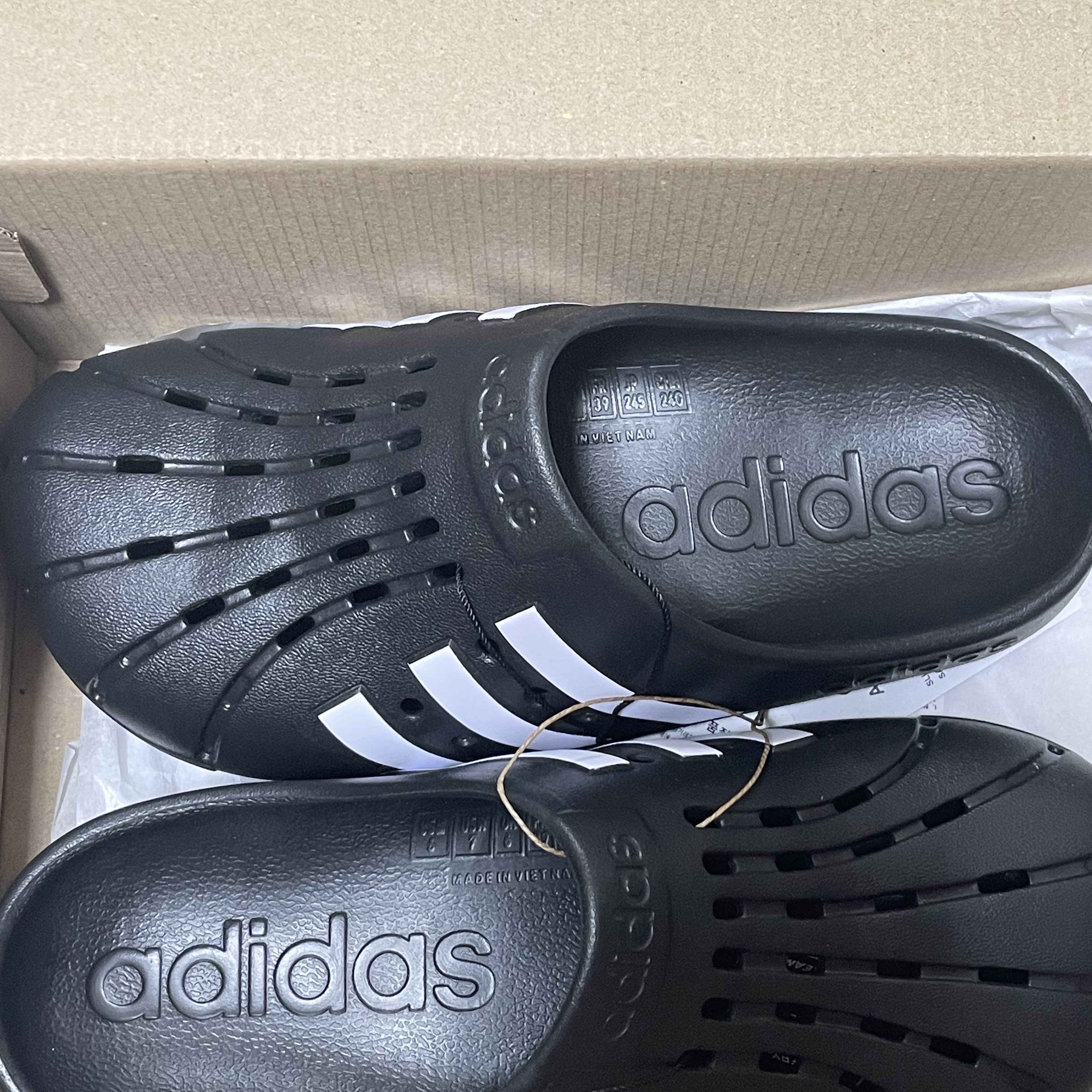 Adidas Adilette Clog Black White 착용 스타일 - 3