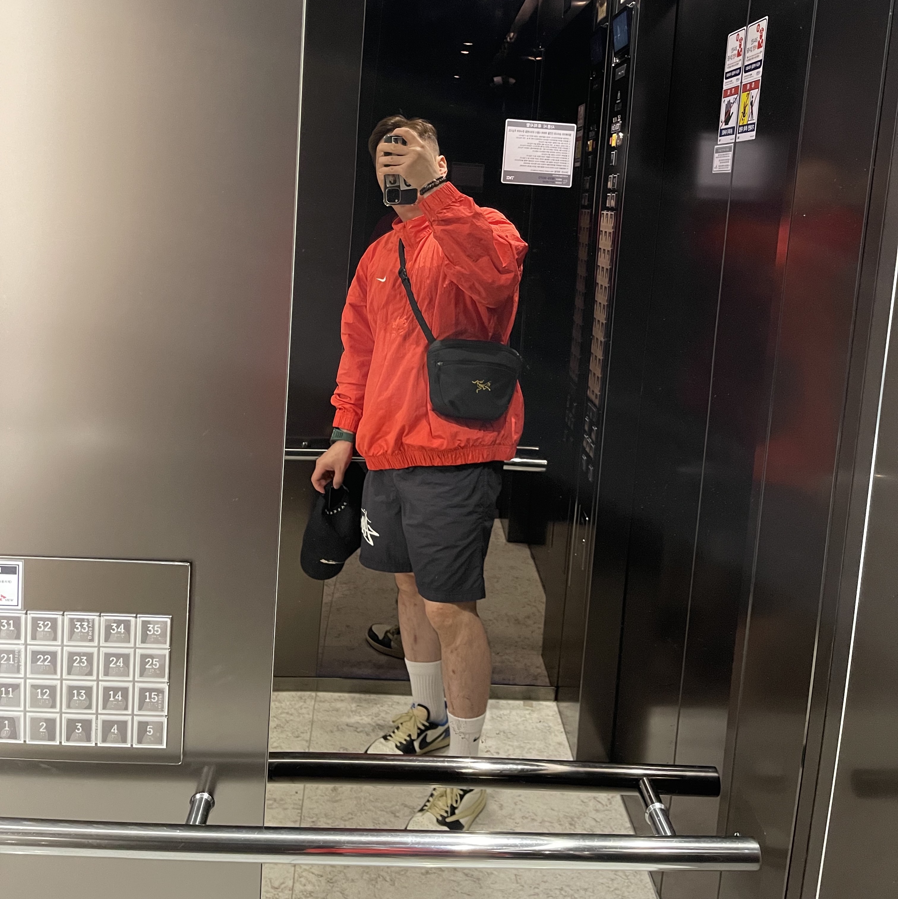 Nike x Stussy Windrunner Jacket Habanero Red, Nike x Stussy Water Shorts Off Noir 착용 스타일