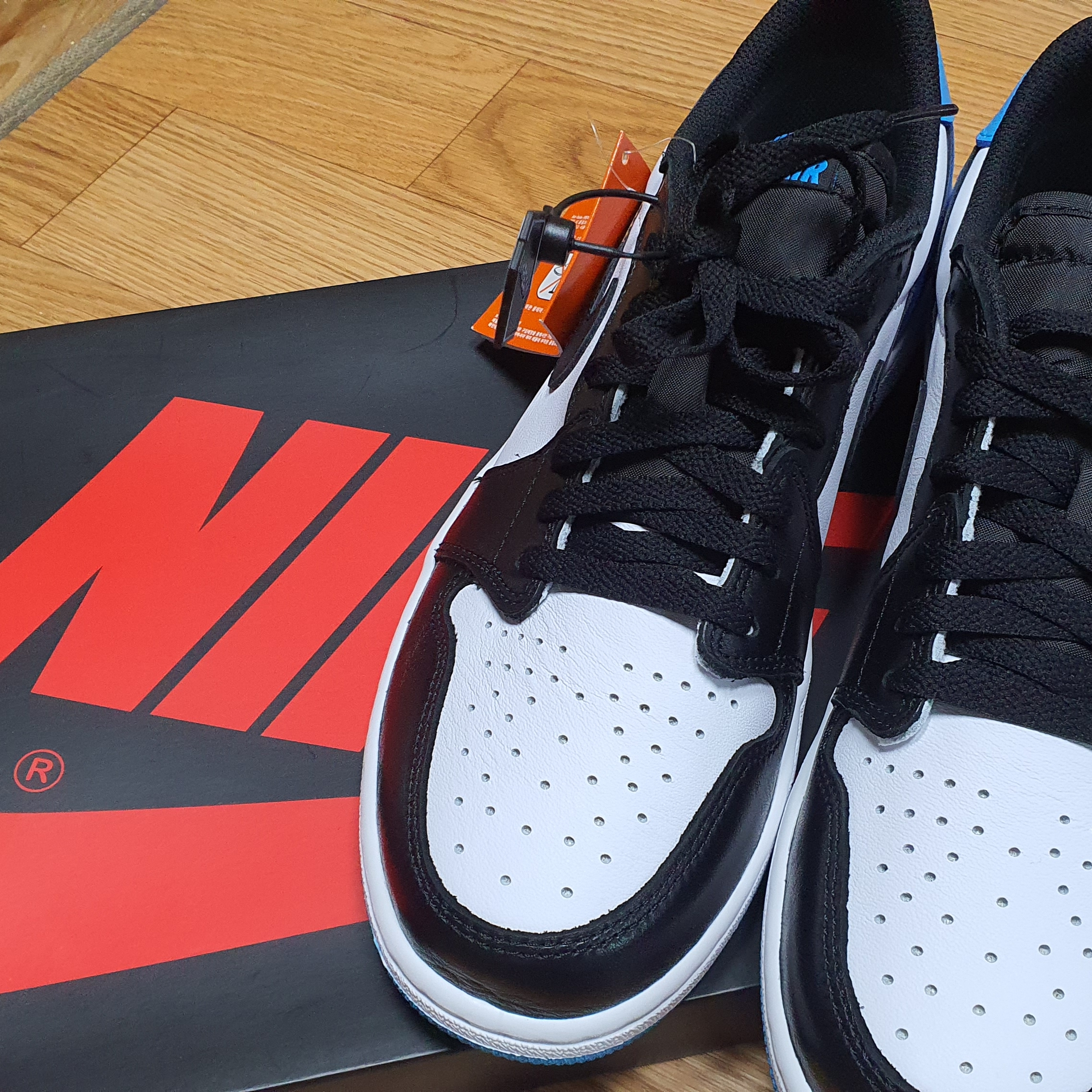 Jordan 1 Retro Low OG Black and Dark Powder Blue 착용 스타일