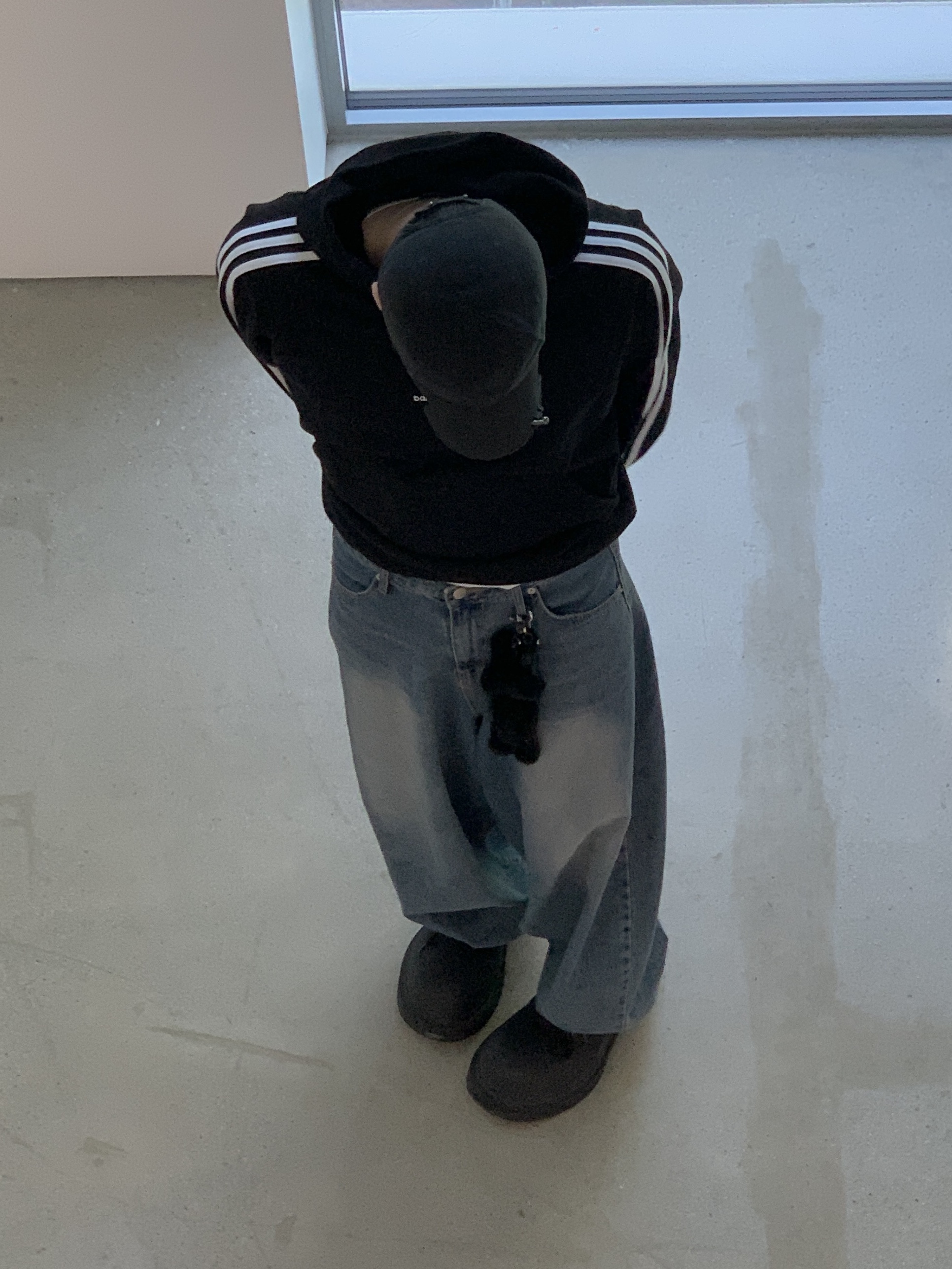 Balenciaga x Adidas Hoodie Large Fit Black, Open Yy Black Rabbit Keychain Black 착용 스타일 - 5