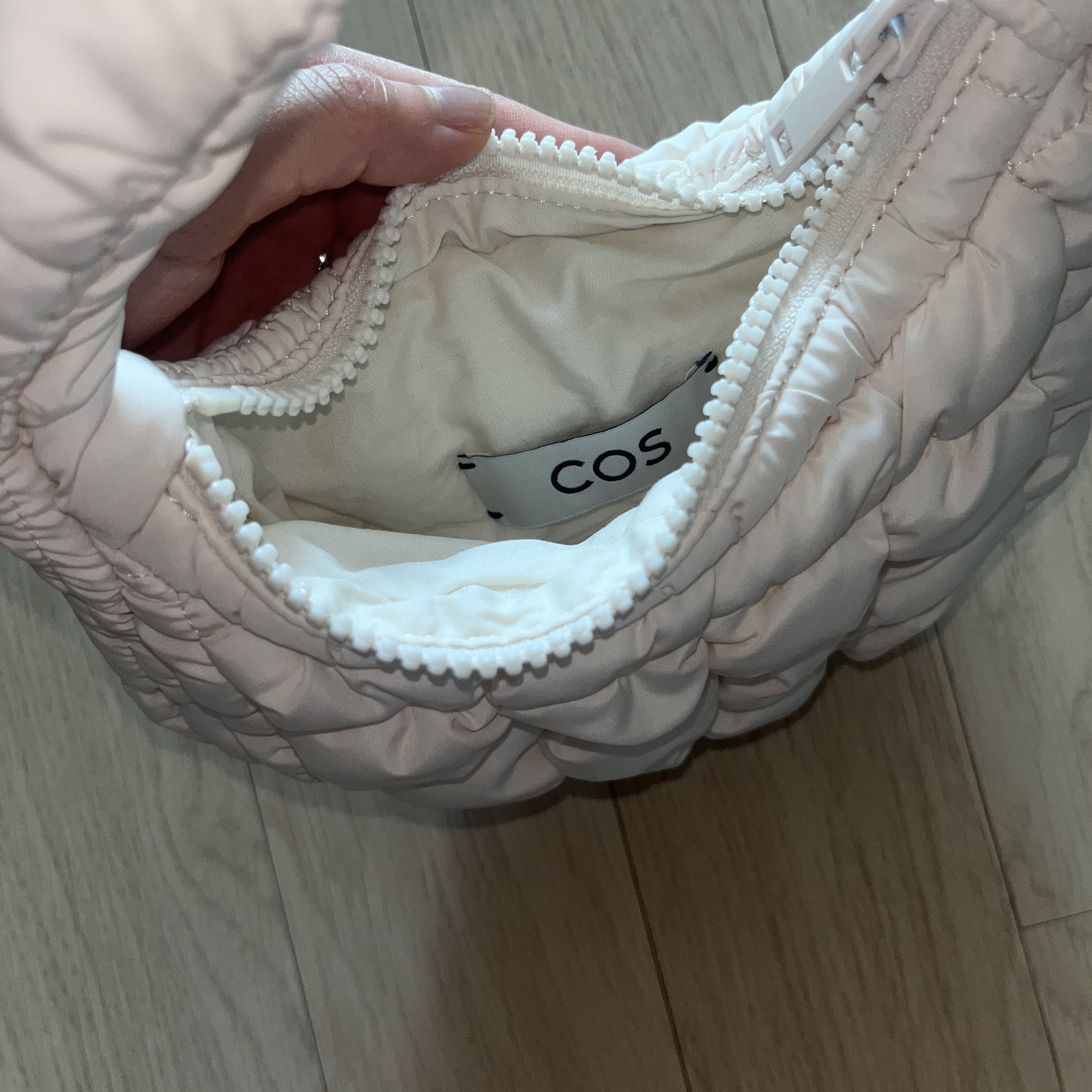 COS Quilted Mini Bag Cream 착용 스타일 - 3