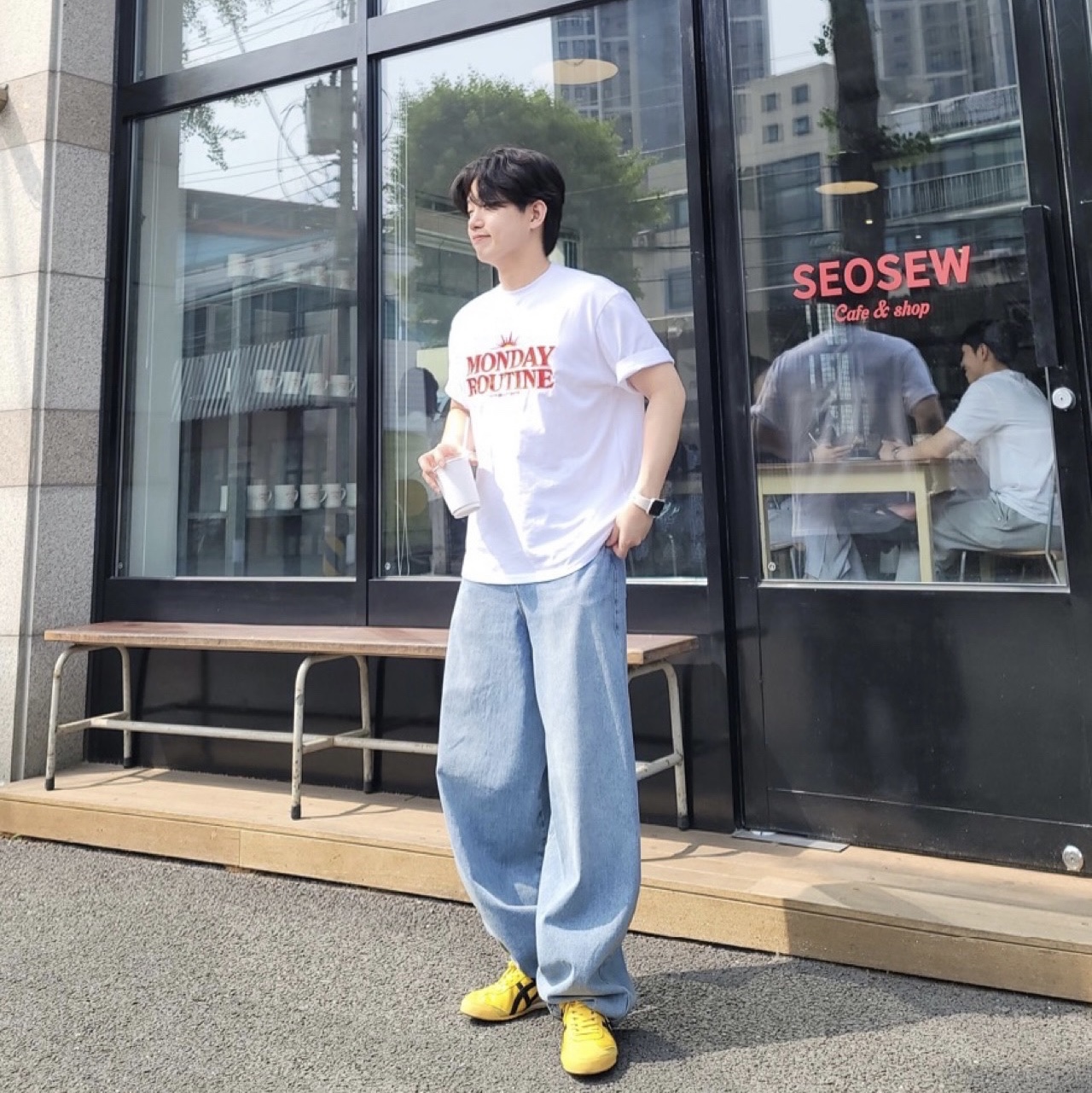 오니츠카 타이거 멕시코 66 옐로우 블랙 착용 스타일 - 1