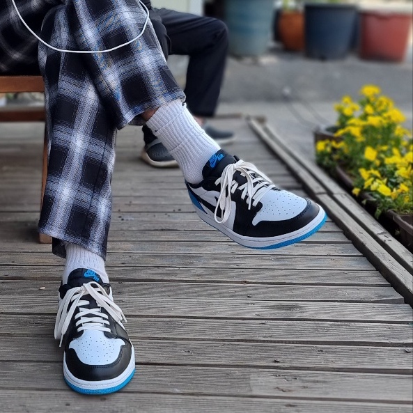 Jordan 1 Retro Low OG Black and Dark Powder Blue 착용 스타일