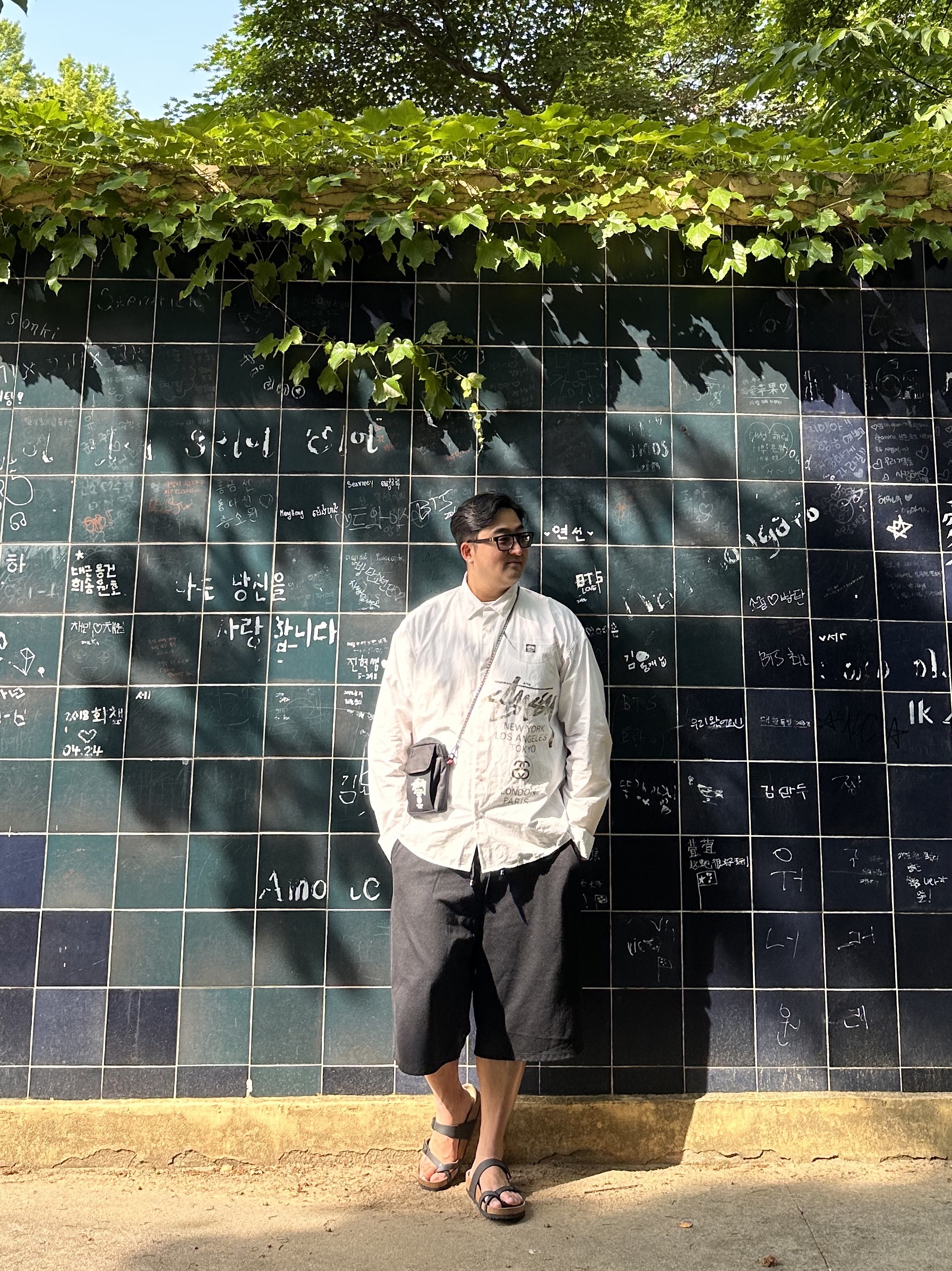 스투시 월드투어 셔츠 화이트 착용 스타일 - 2