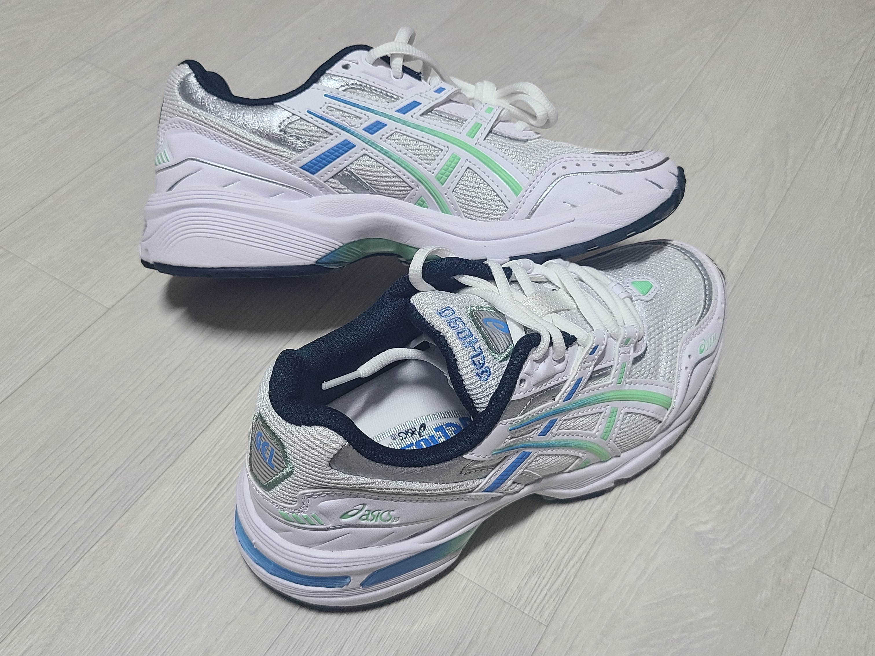 (W) Asics Gel-1090 White Blue Coast 착용 스타일 - 1