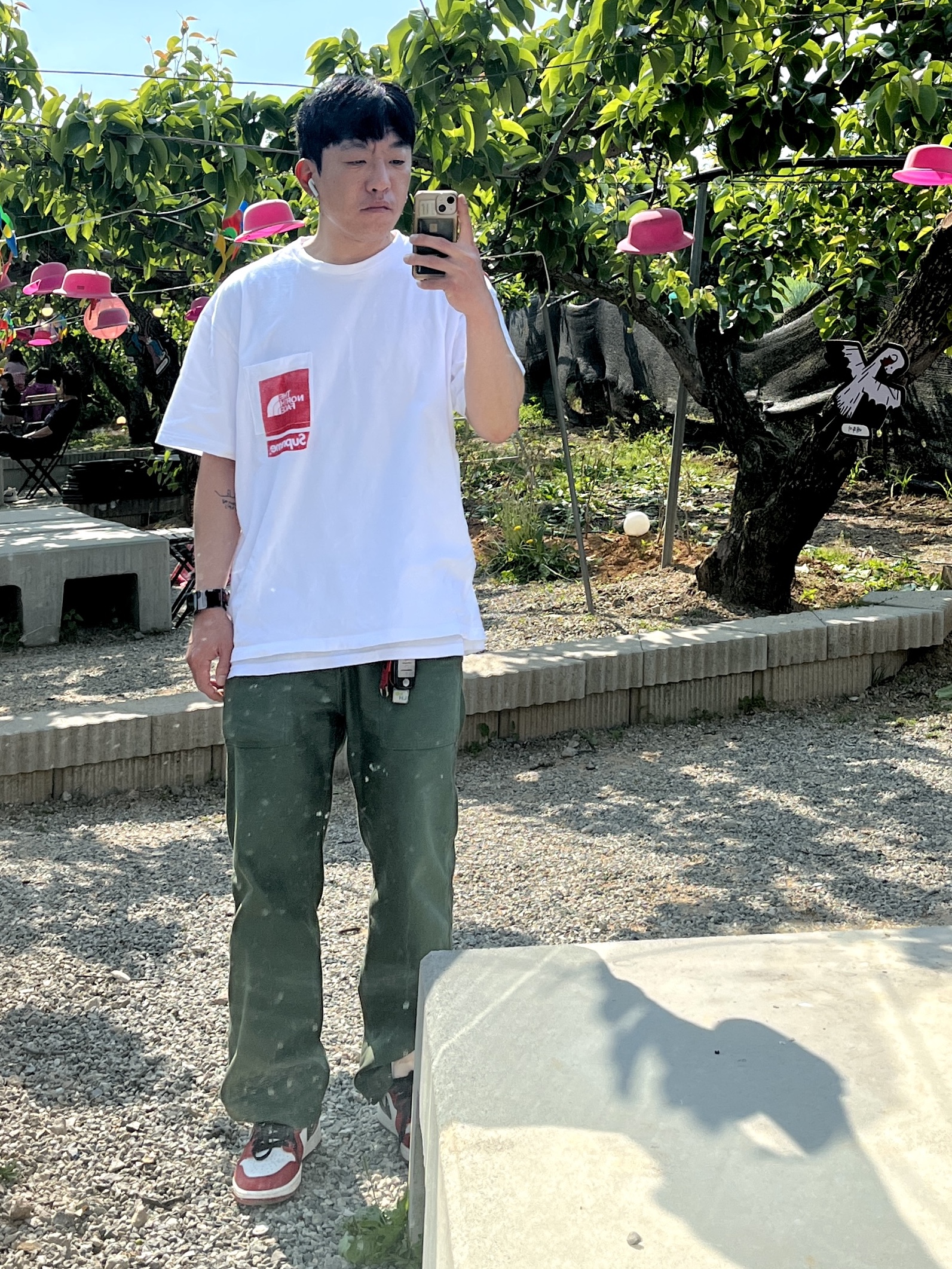Supreme x The North Face Printed Pocket T-Shirt White - 23SS, Jordan 1 Retro High OG Chicago 2022 착용 스타일