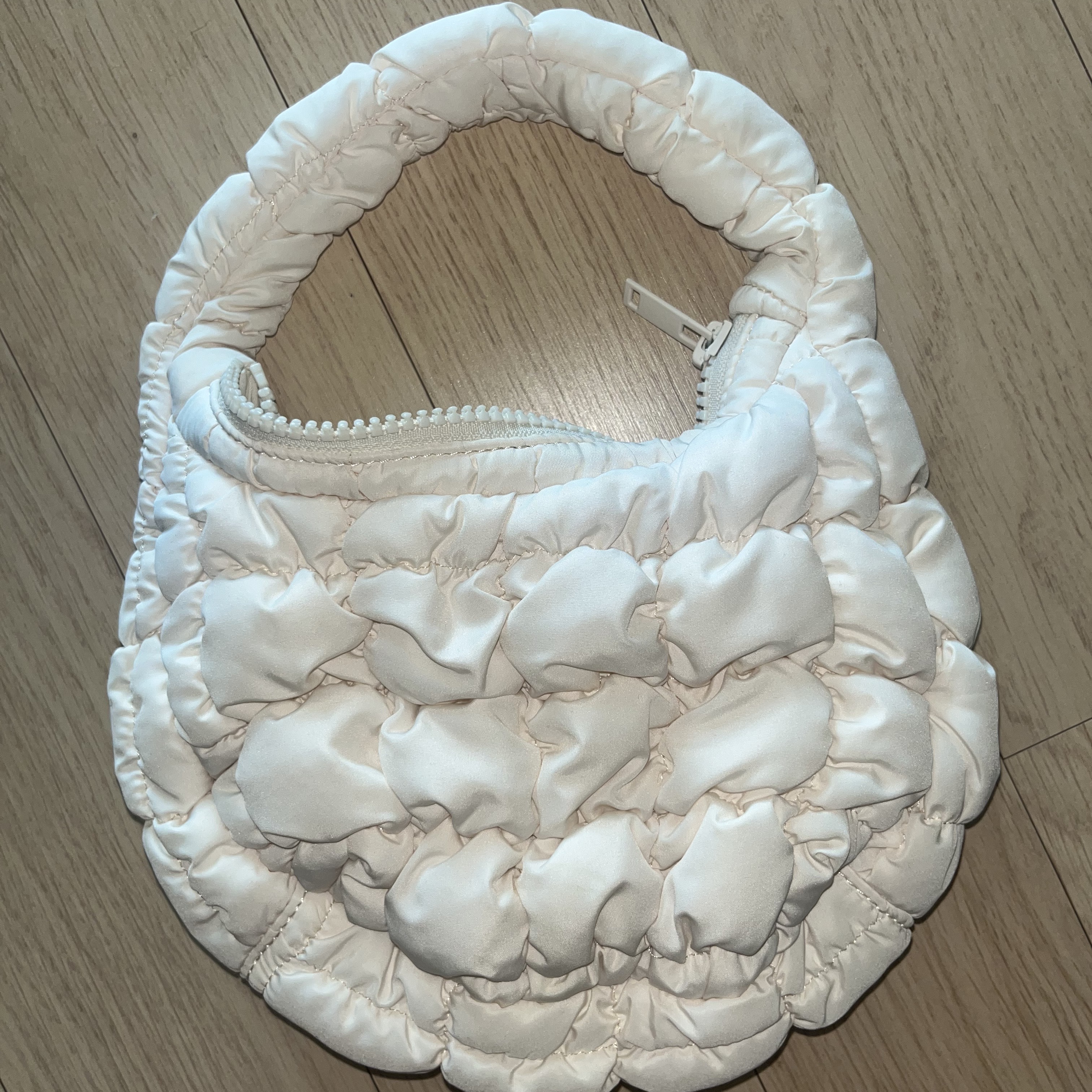 COS Quilted Mini Bag Cream 착용 스타일 - 2