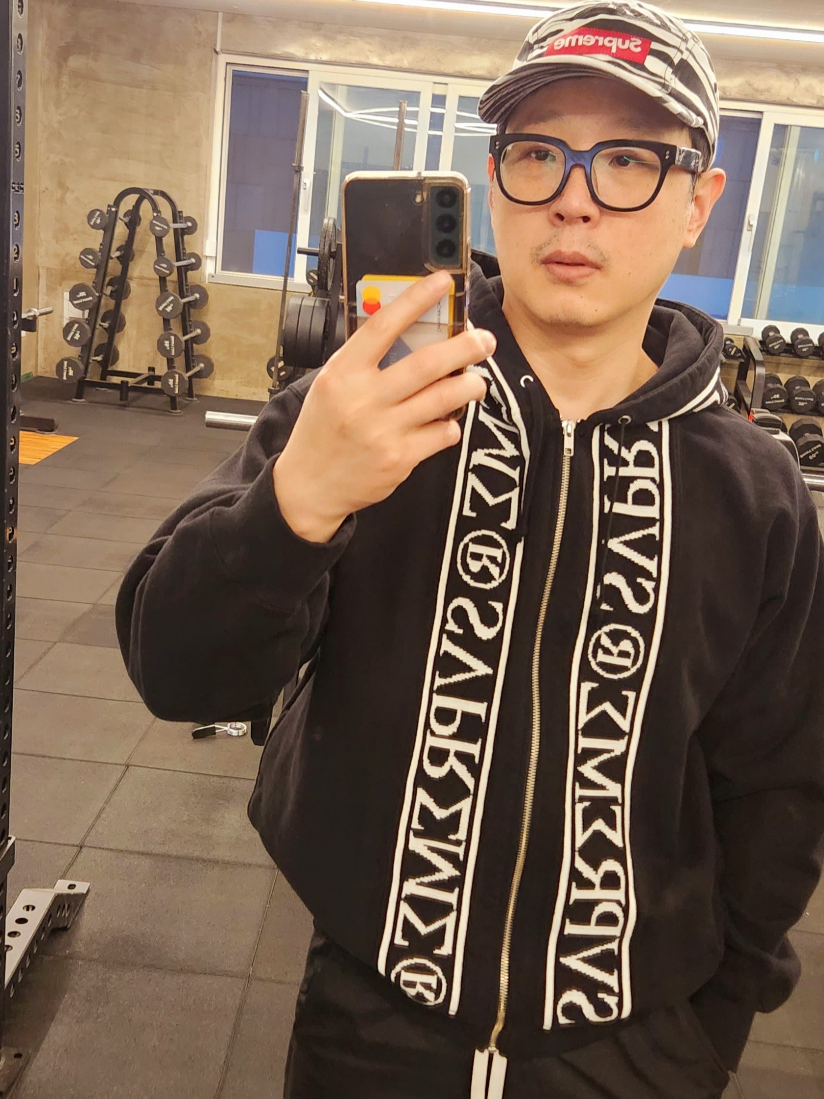 Supreme Roman Zip Up Hooded Sweatshirt Black - 23SS, Supreme Washed Chino Twill Camp Cap Zebra - 22FW 착용 스타일 - 1