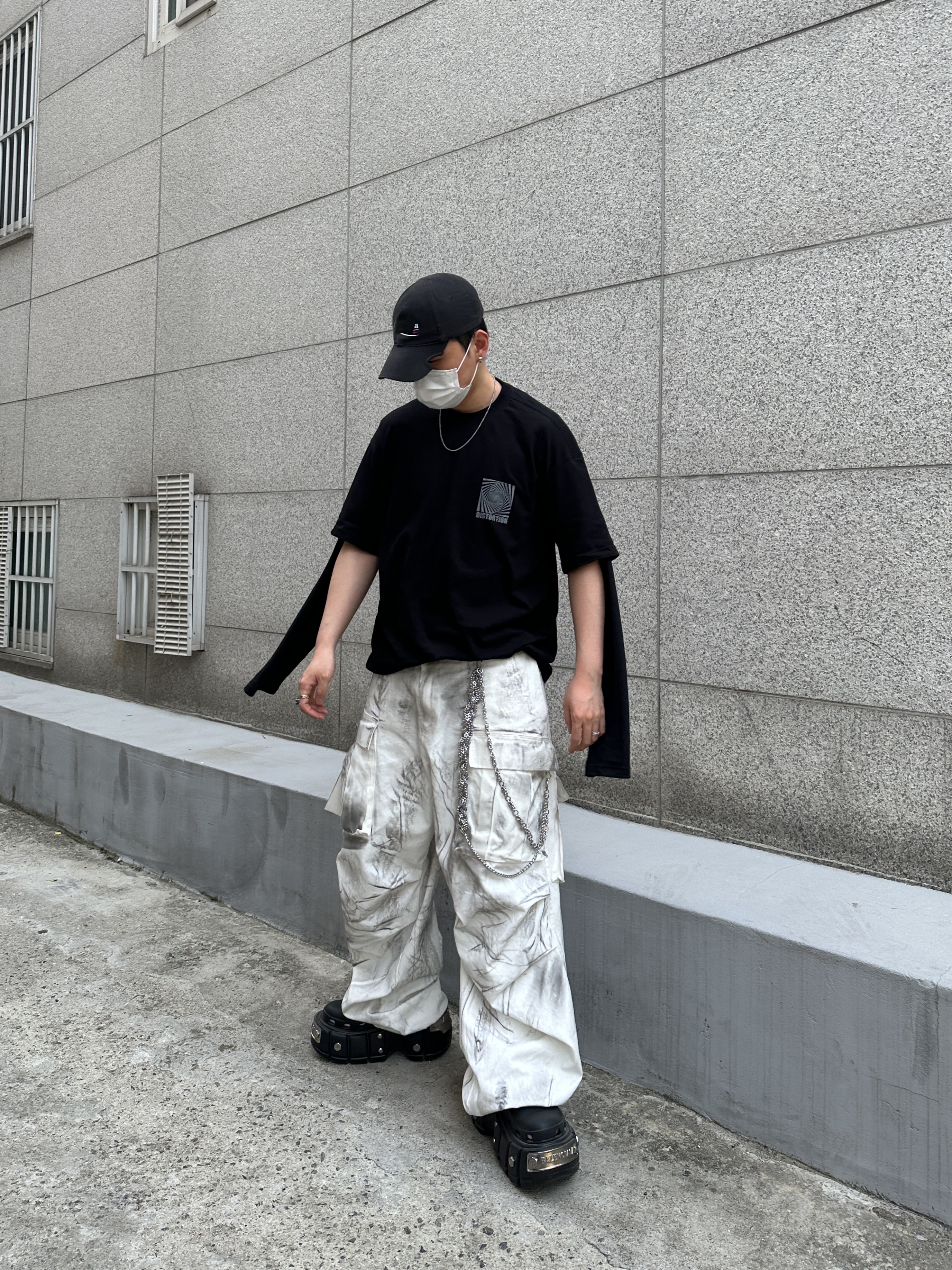 Balenciaga x Crocs Hardcrocs Slide Black, Balenciaga Gaffer Cap Black 착용 스타일 - 3