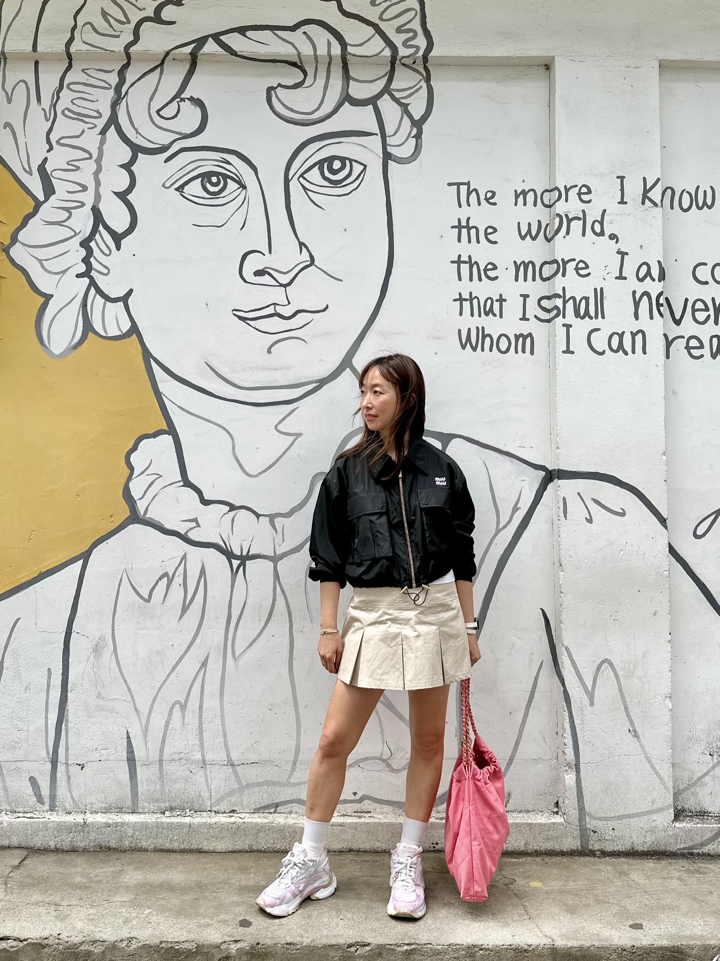 Chanel 22 Medium Handbag Shiny Calfskin & Gold Coral Pink, (W) Balenciaga Runner Sneakers White Pink 착용 스타일 - 1