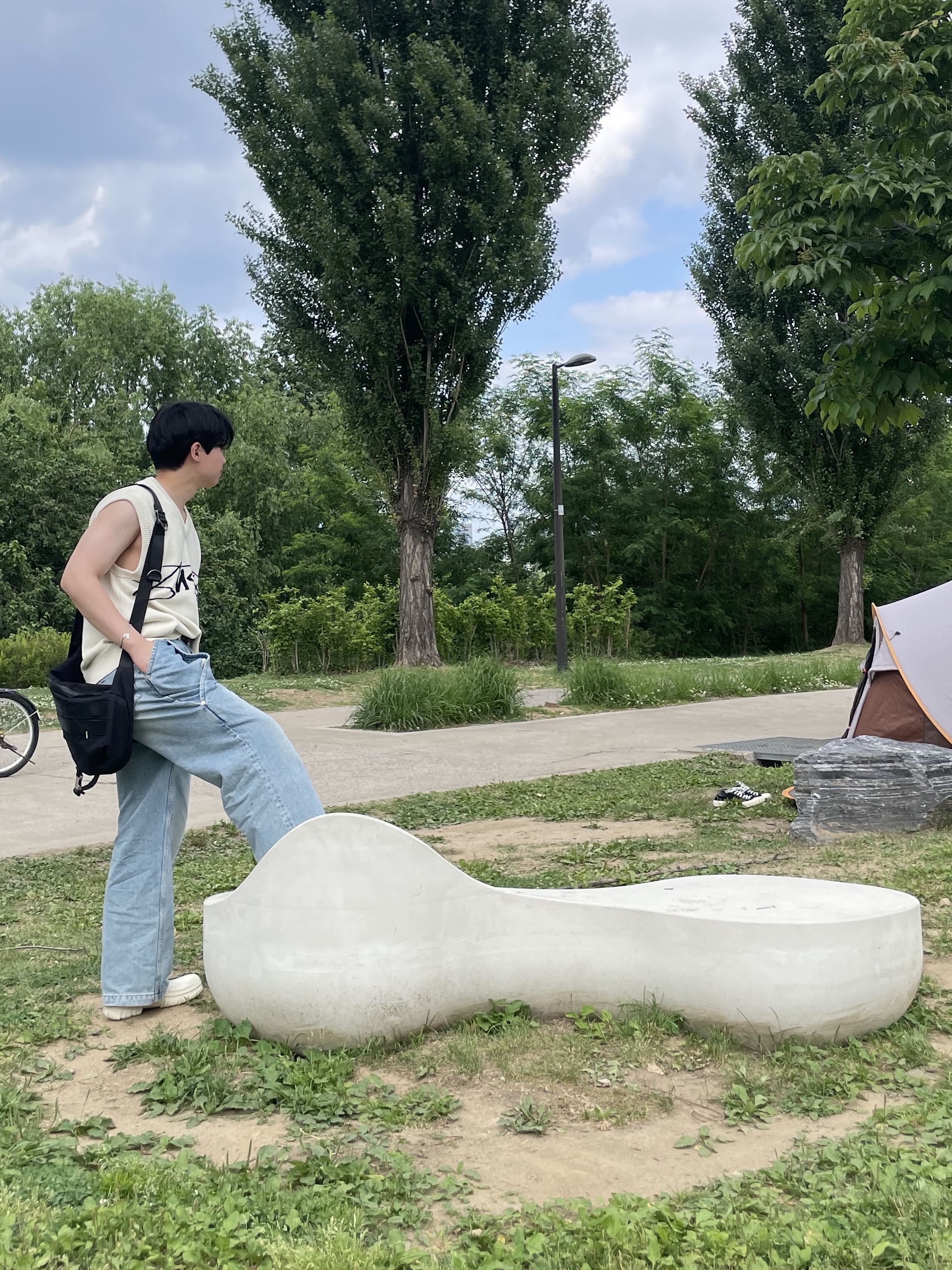Stussy Sweater Vest Natural, Birkenstock A630 Clog White 착용 스타일 - 5