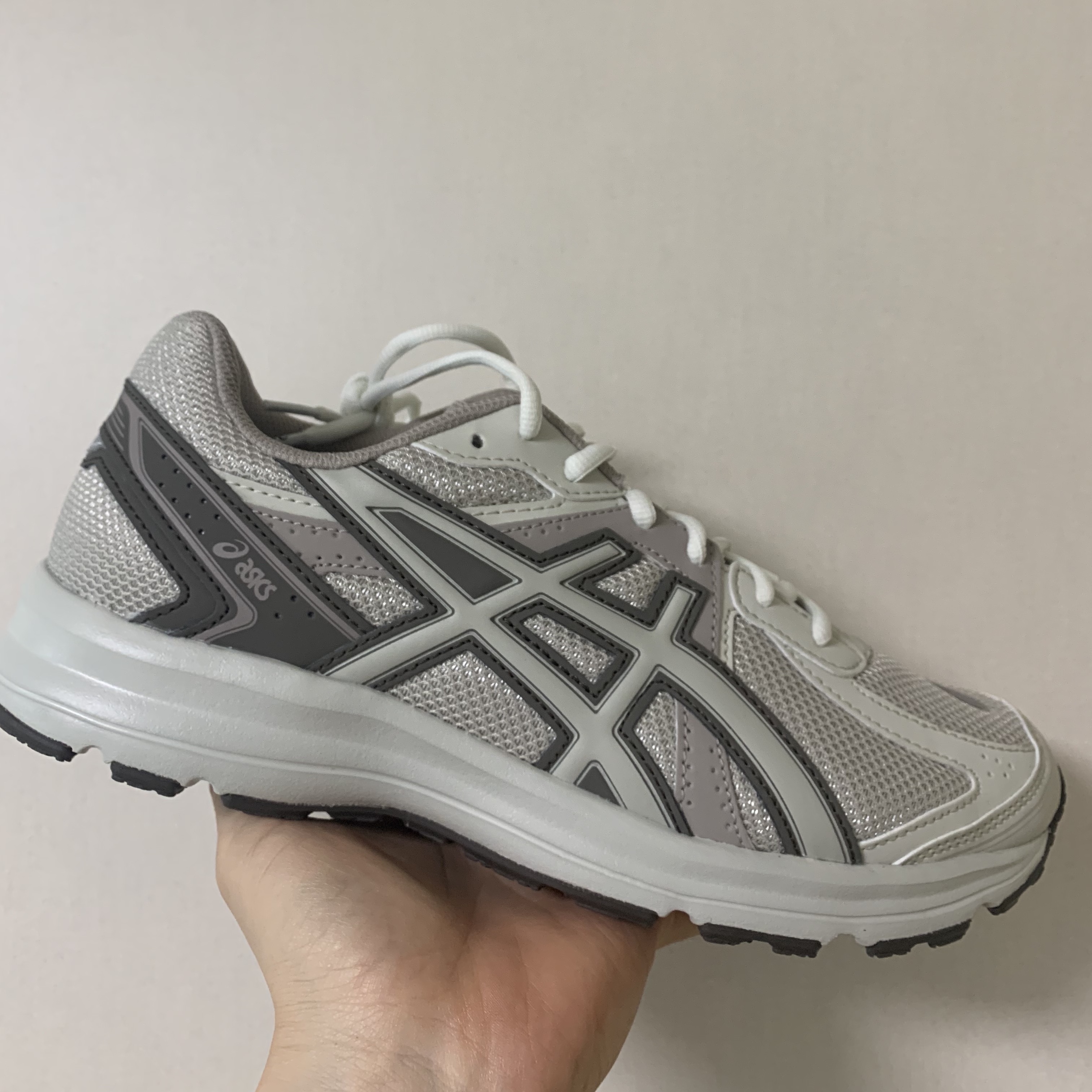 Asics Jog 100 S Birch - 2E Wide 착용 스타일 - 1